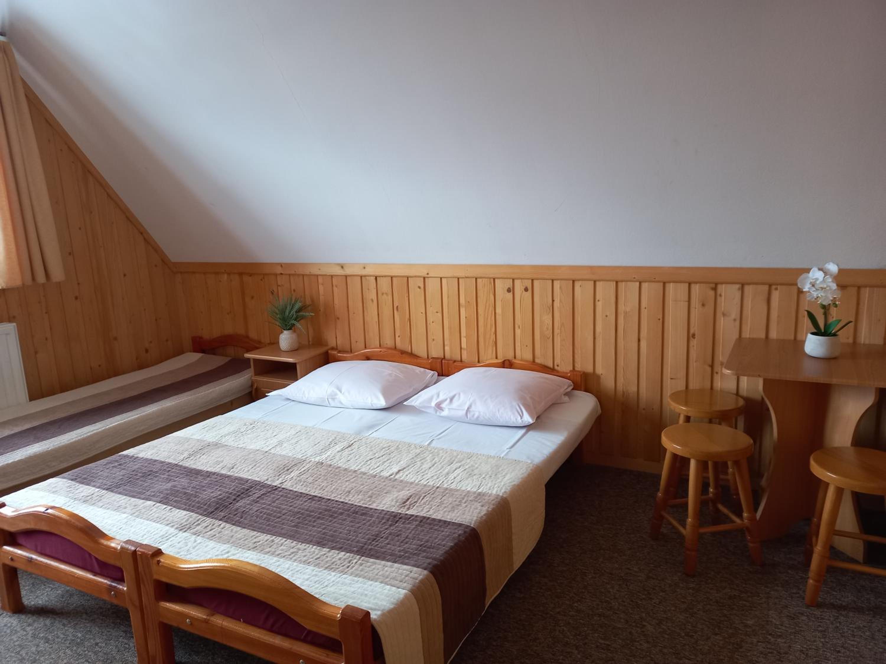 Quadruple Room with Private Bathroom - Photo 24
