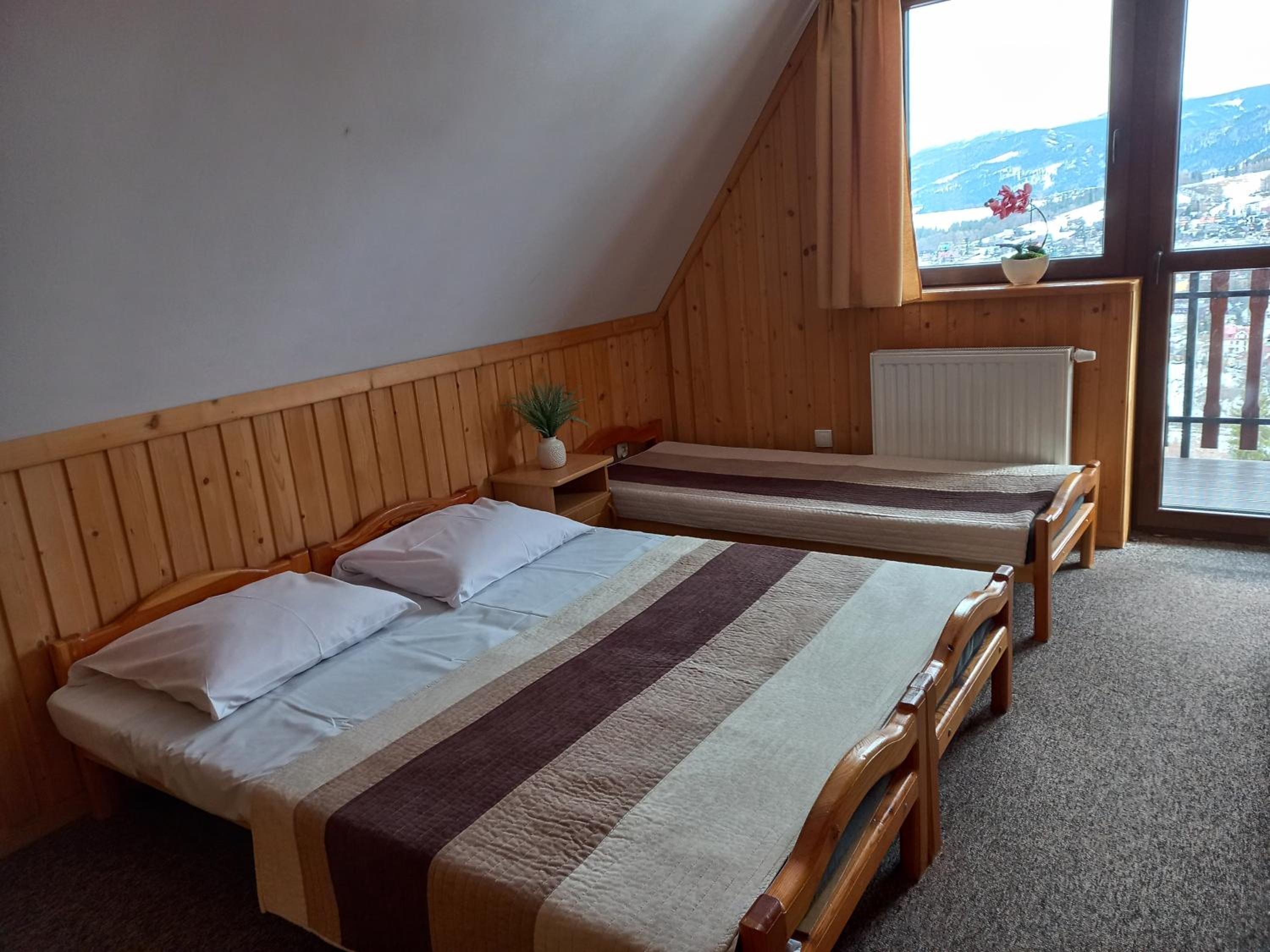 Quadruple Room with Private Bathroom - Photo 25