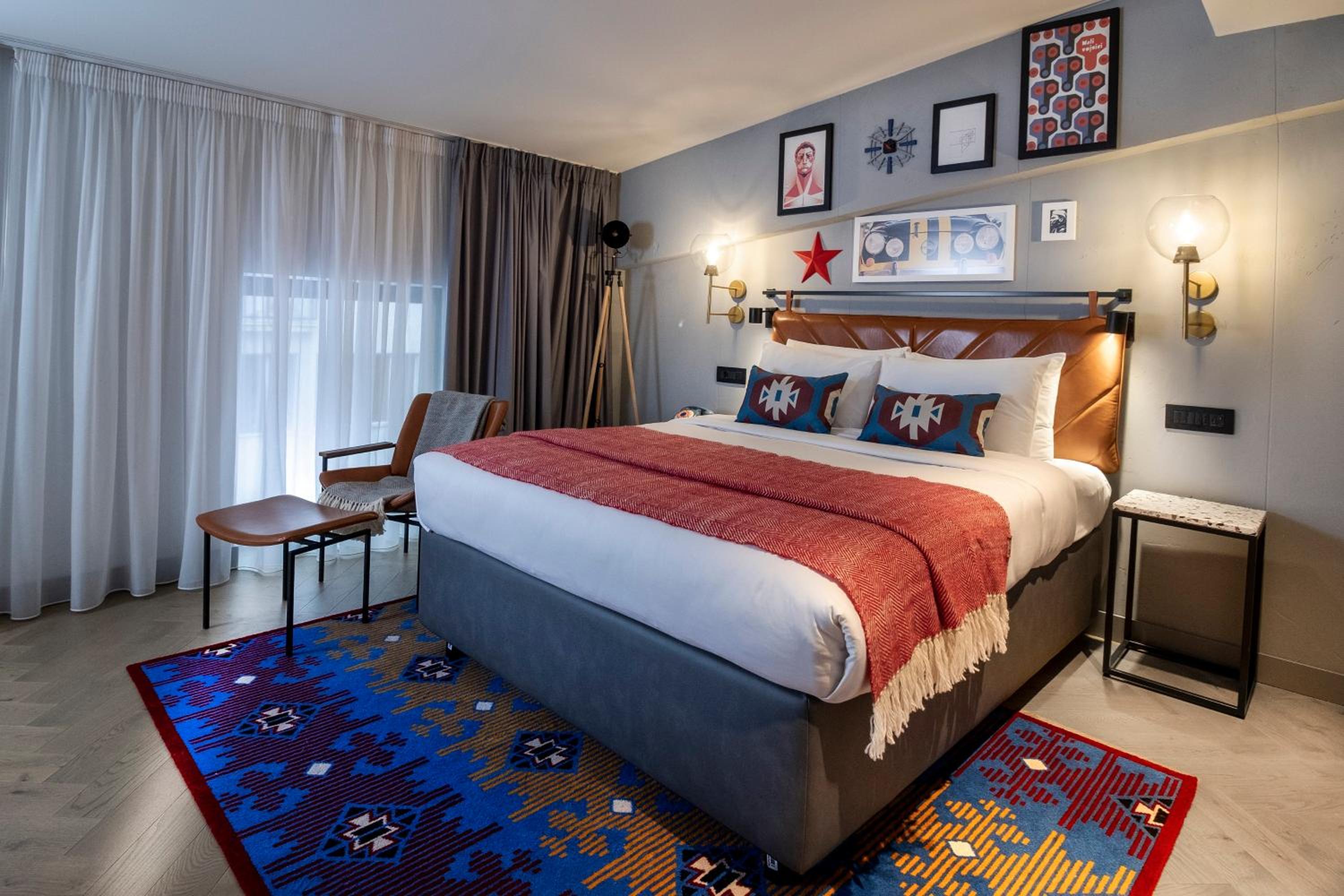 Standard Queen Room with Street View - Photo 3