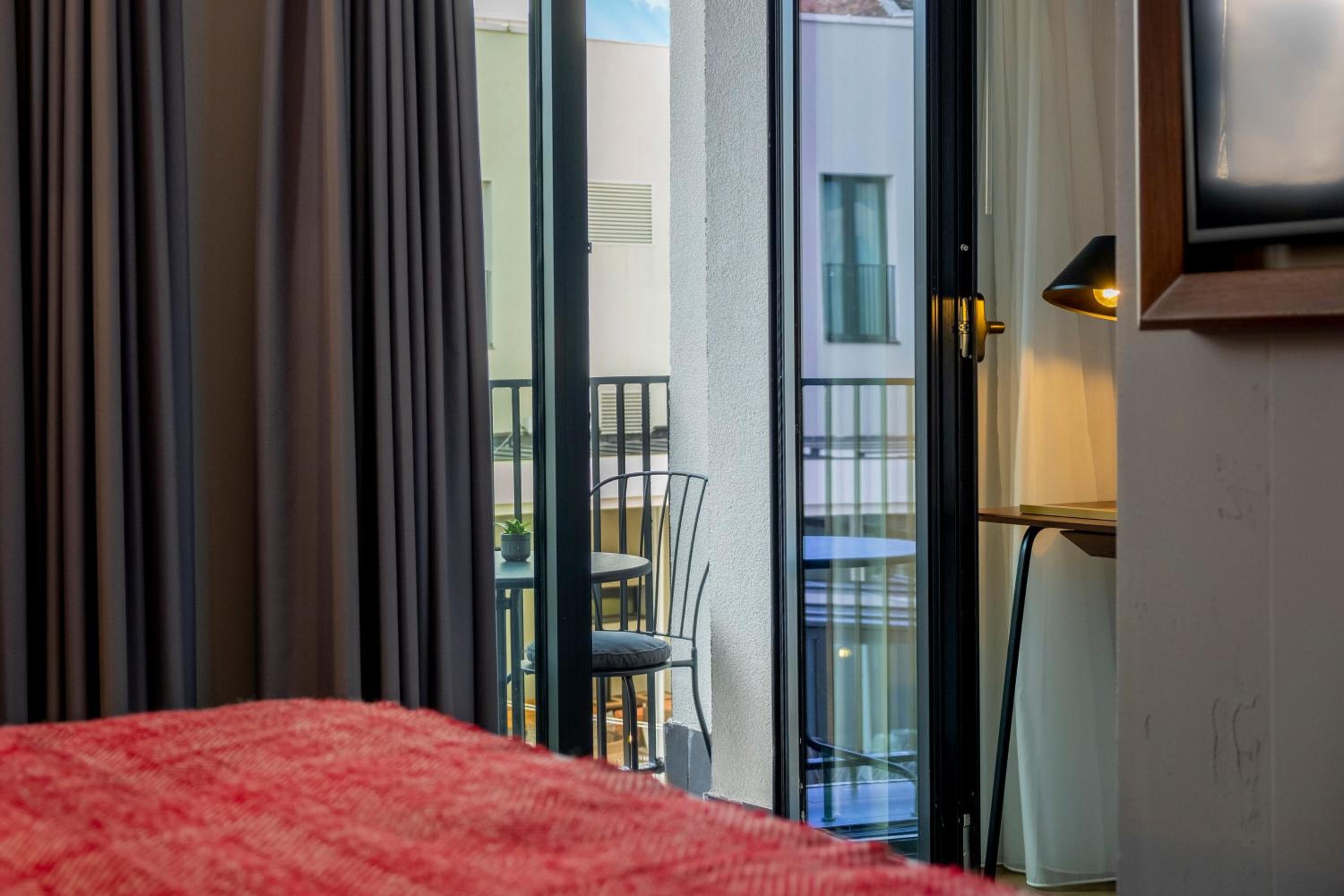 Premium Queen Room with Balcony - Photo 5