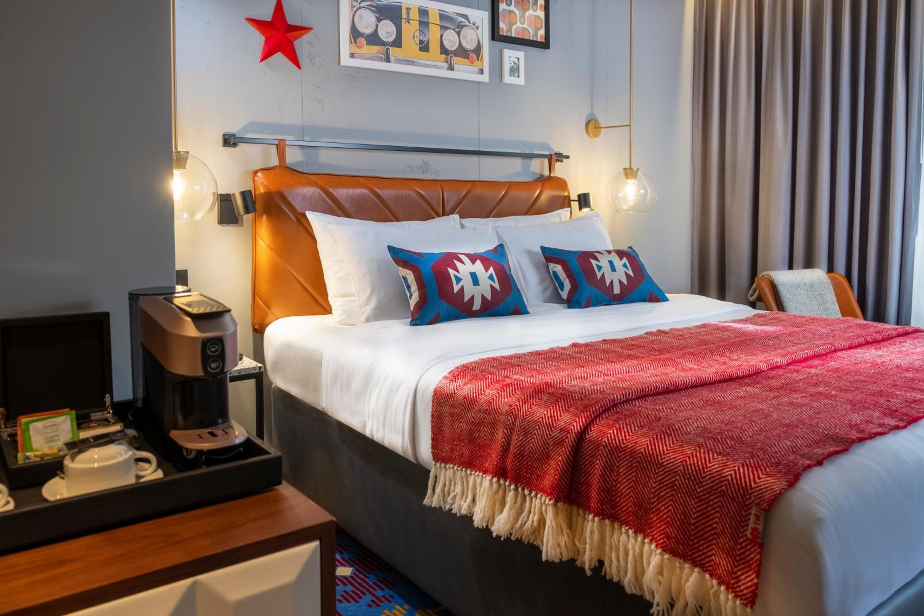 Premium Queen Room with Balcony - Photo 3