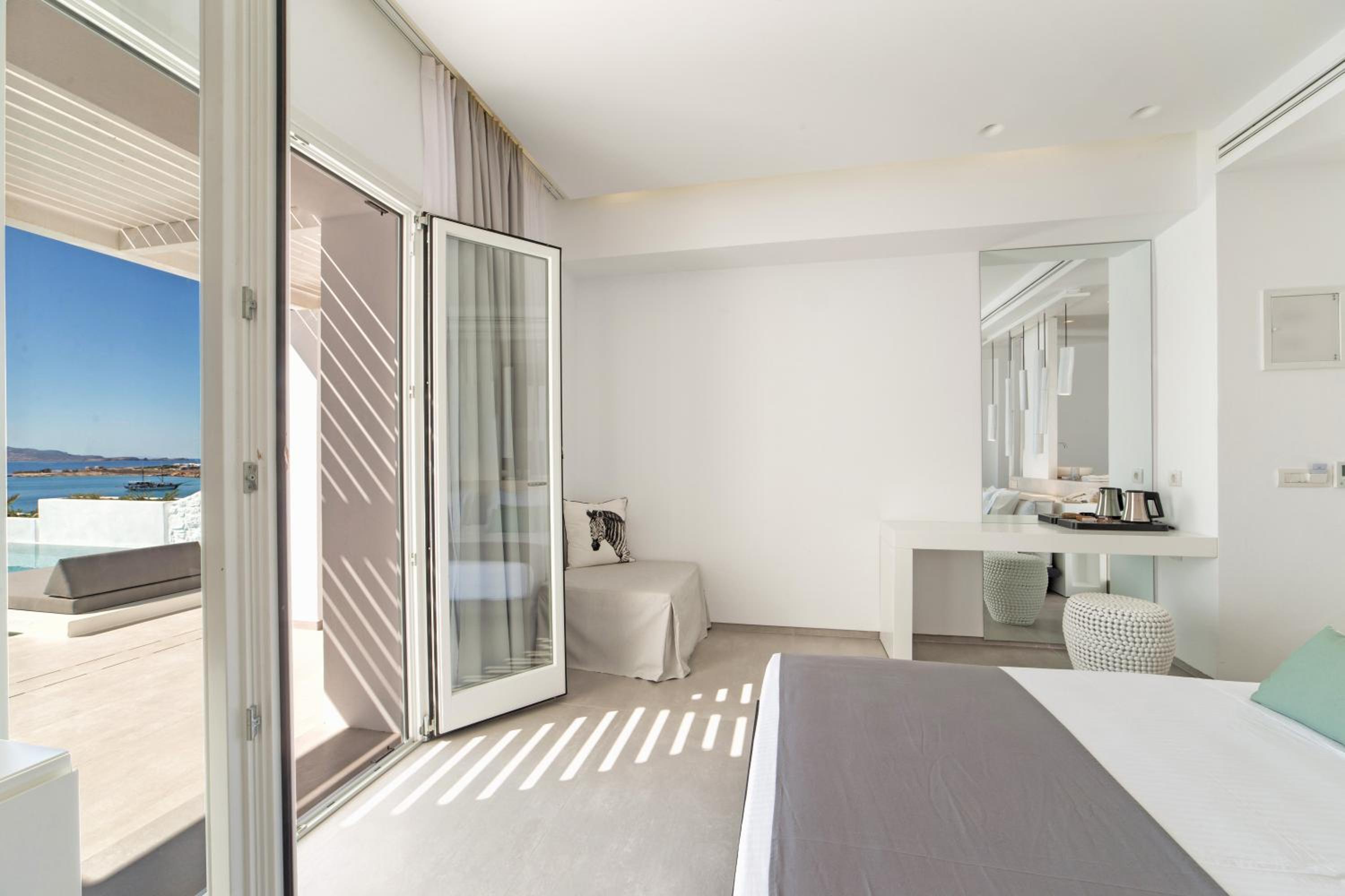 Deluxe Suite with Private Pool and Sea View - Photo 13