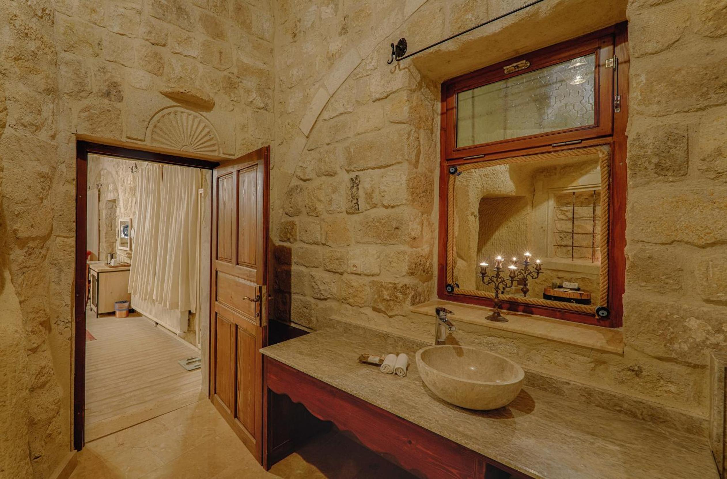 Deluxe King Suite photo 3