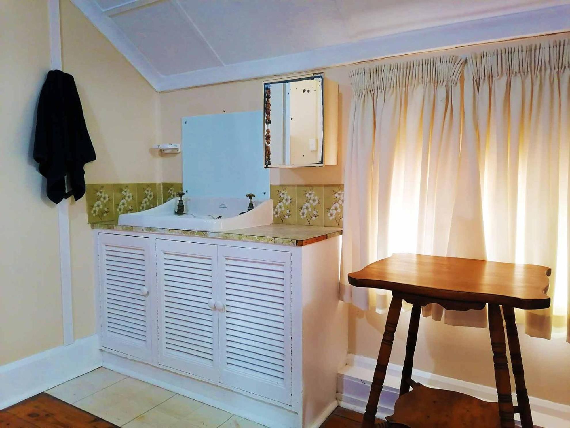 Six-Bedroom House photo 3