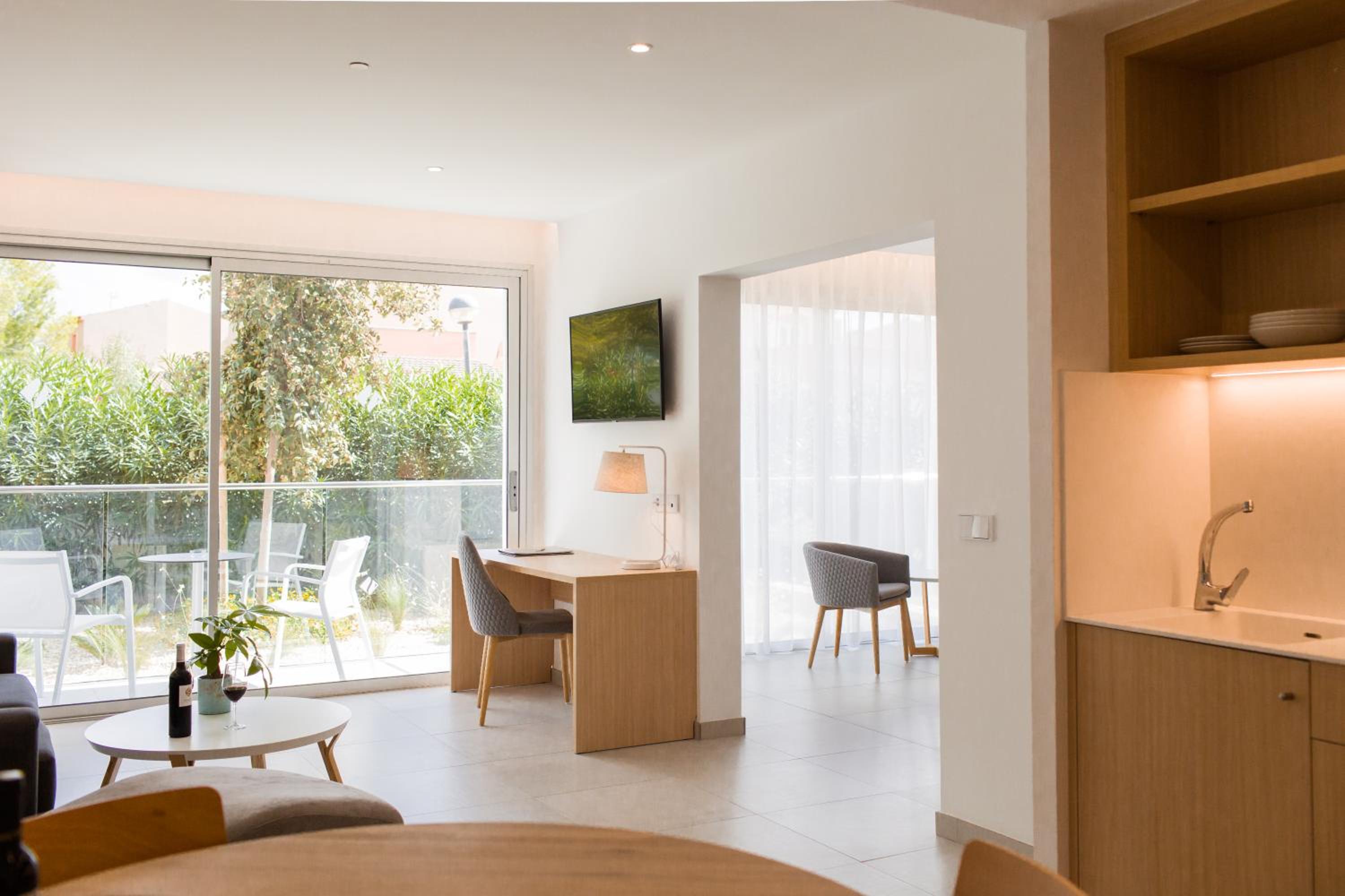 Suite - Photo 1