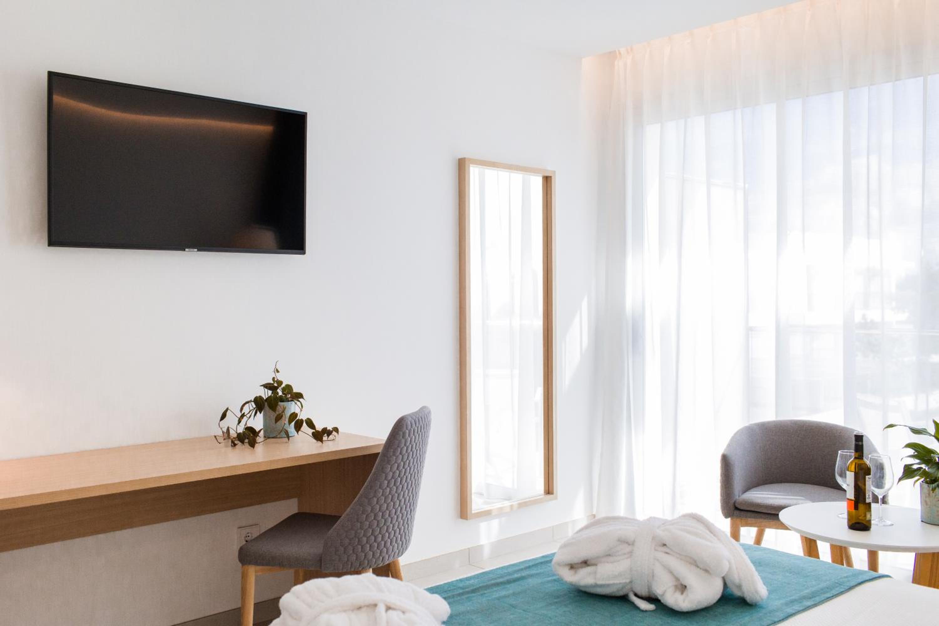 Standard Double or Twin Room - Photo 8