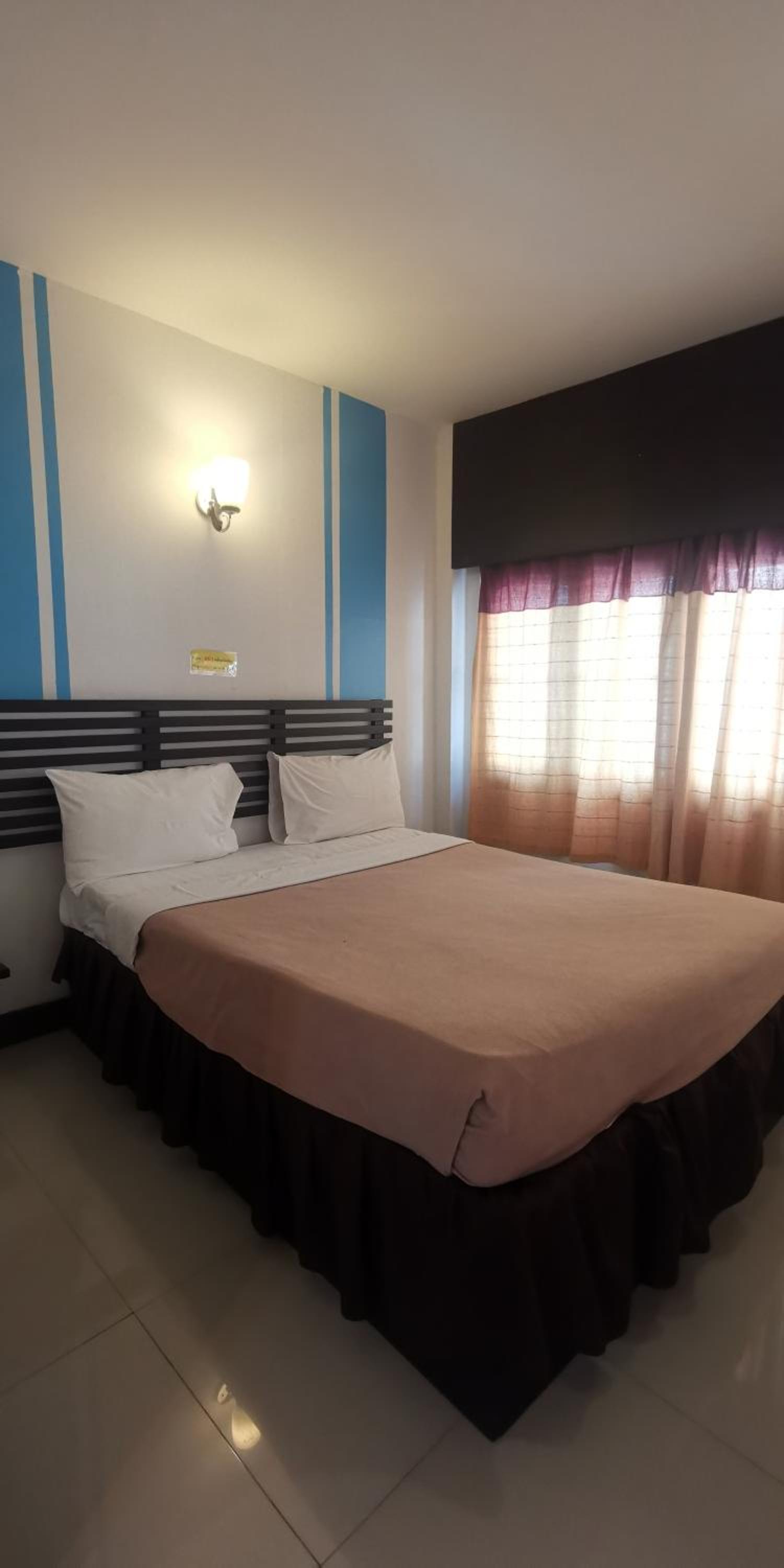 Standard Queen Room - Photo 7