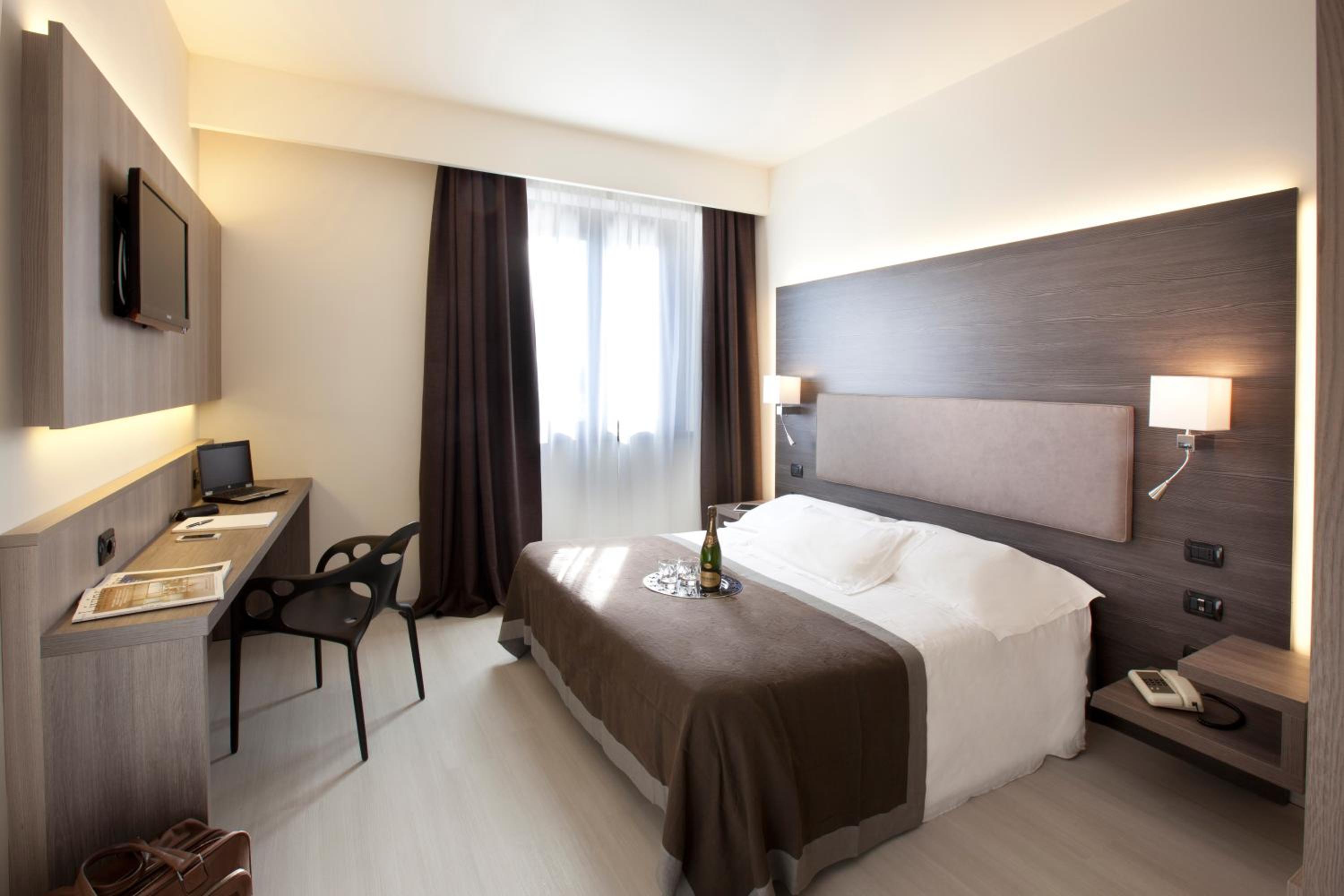 Superior Double Room with Balcony and Lake/Square View - Photo 4