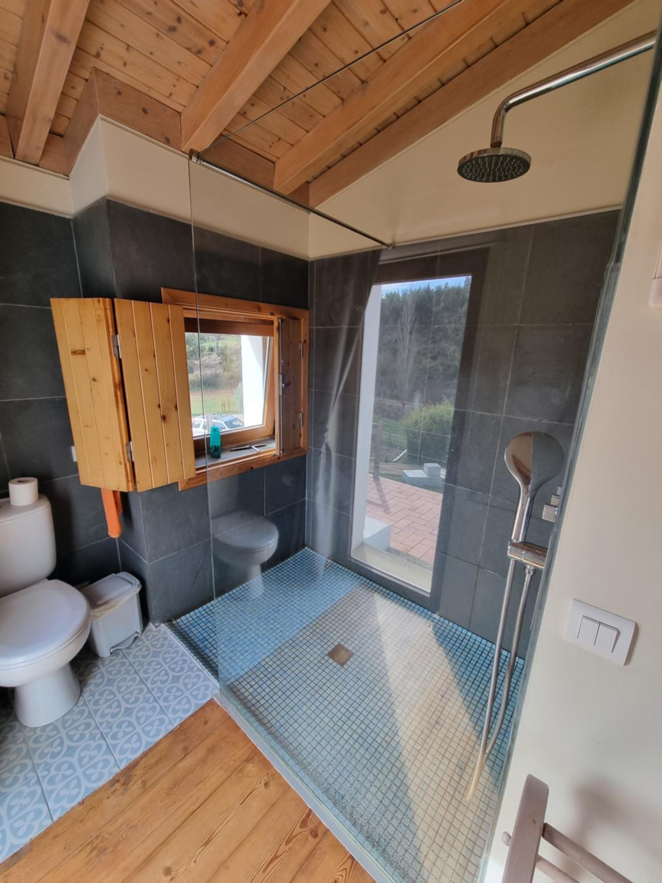 Five-Bedroom House photo 2
