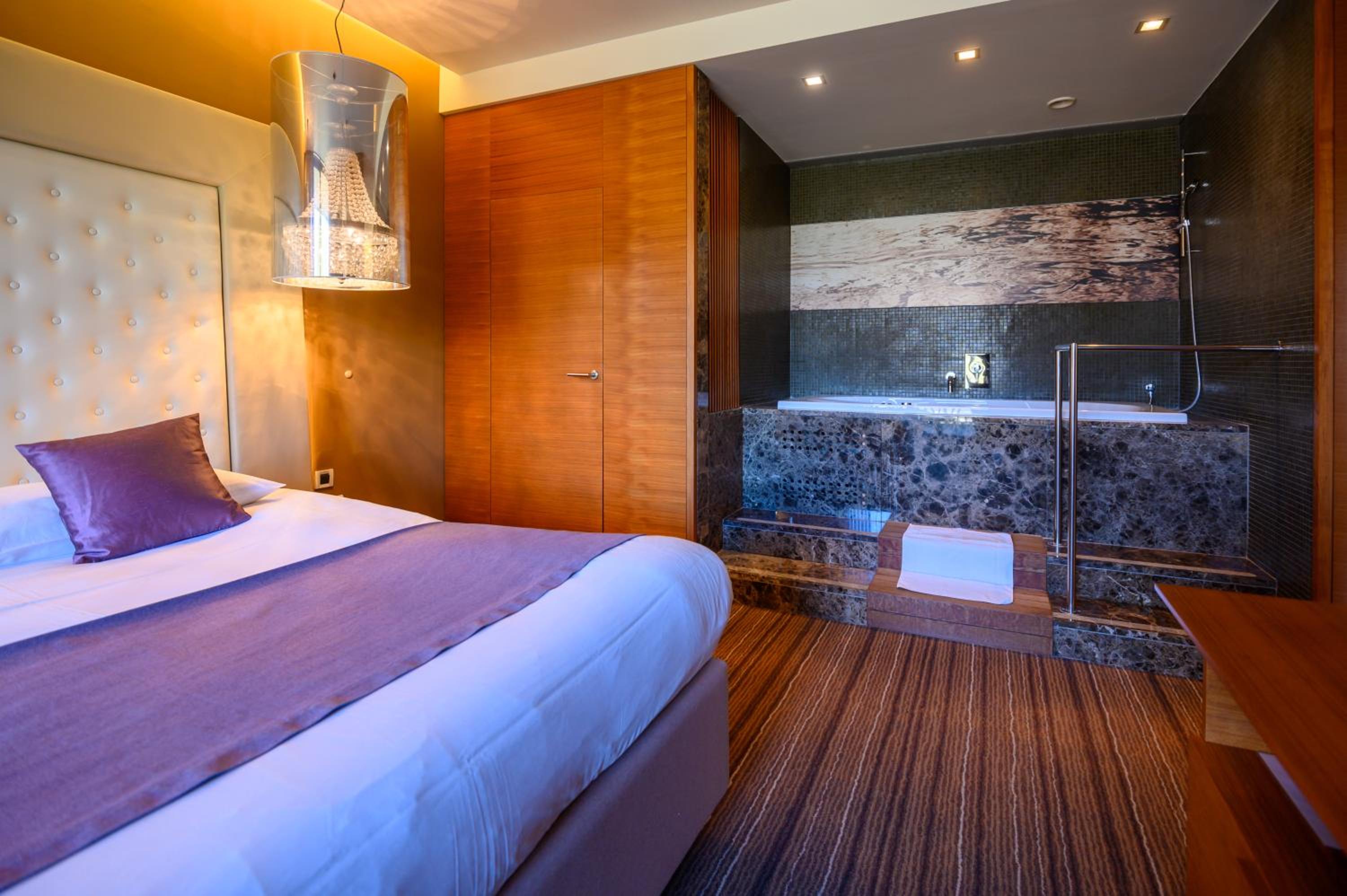 Suite - Photo 26