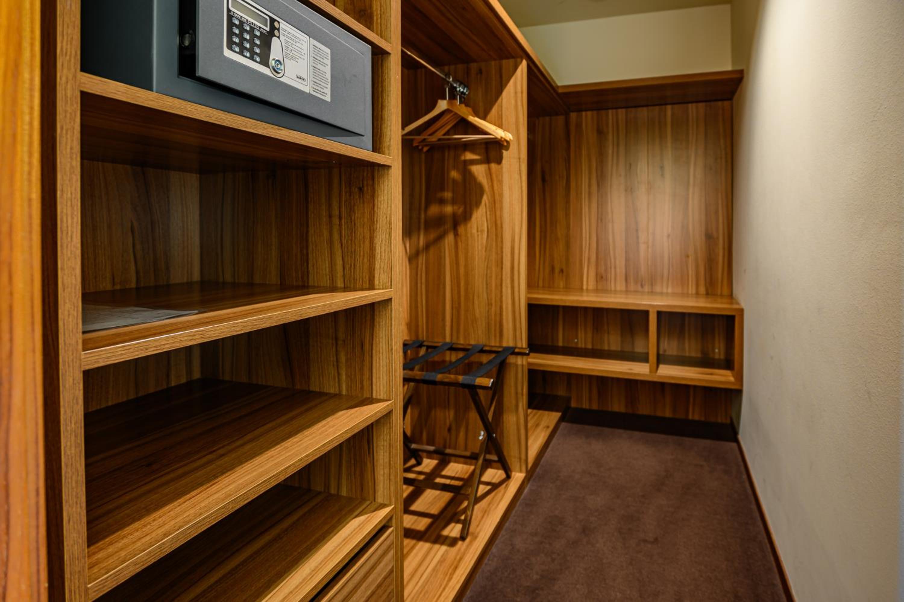 Suite - Photo 13