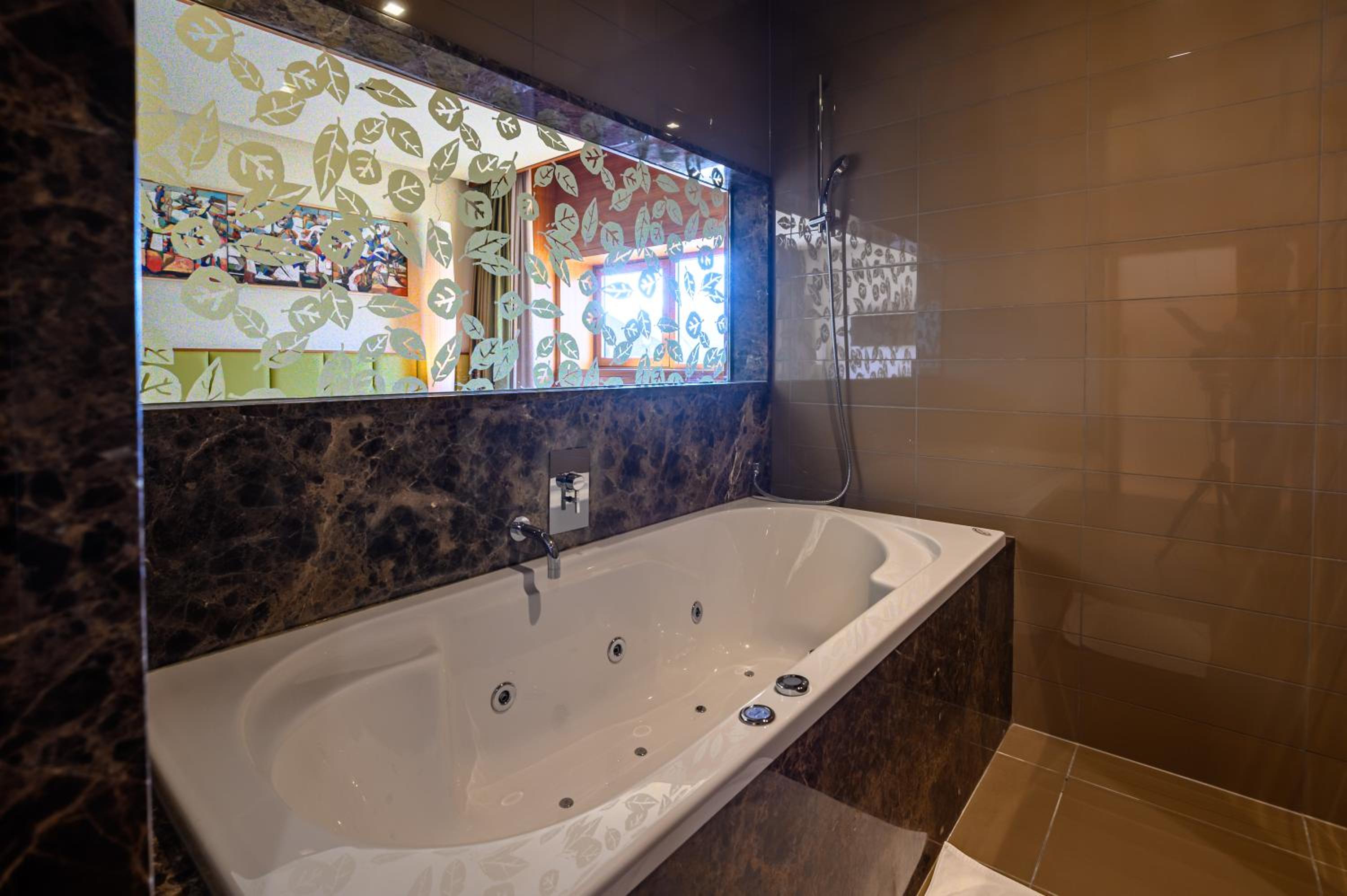 Suite - Photo 15
