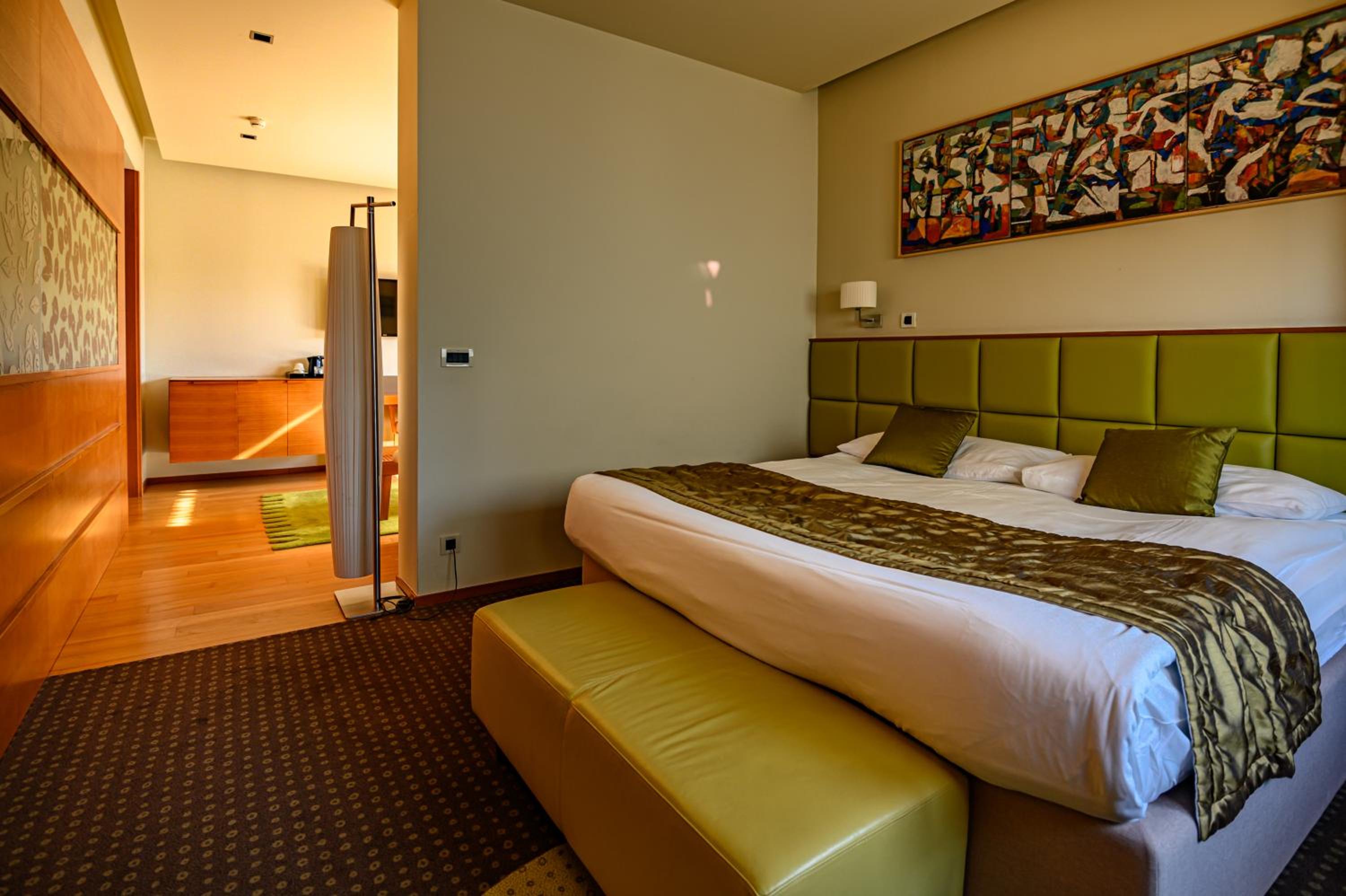 Suite - Photo 19