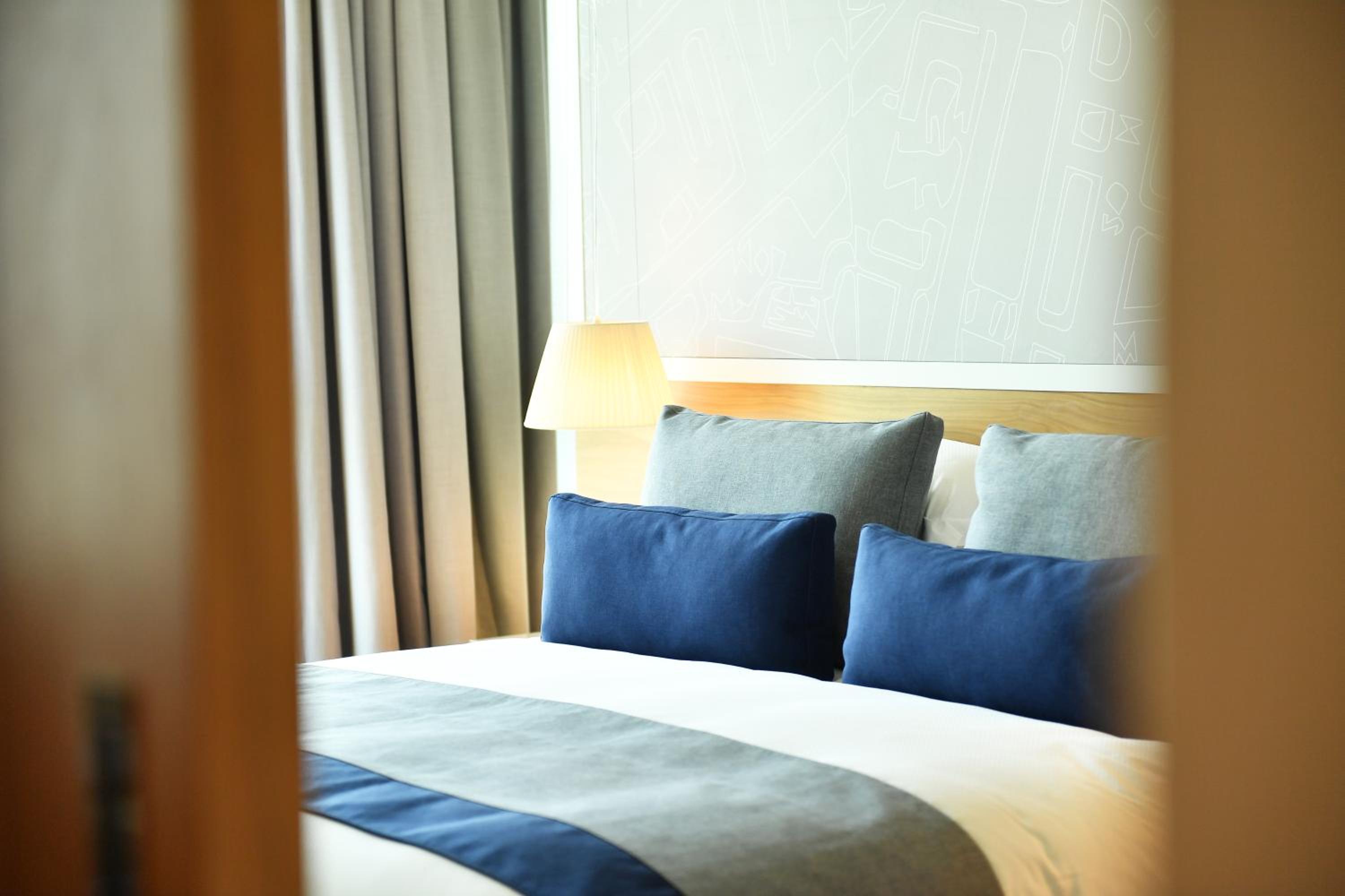 Deluxe One-Bedroom Apartment with Balcony