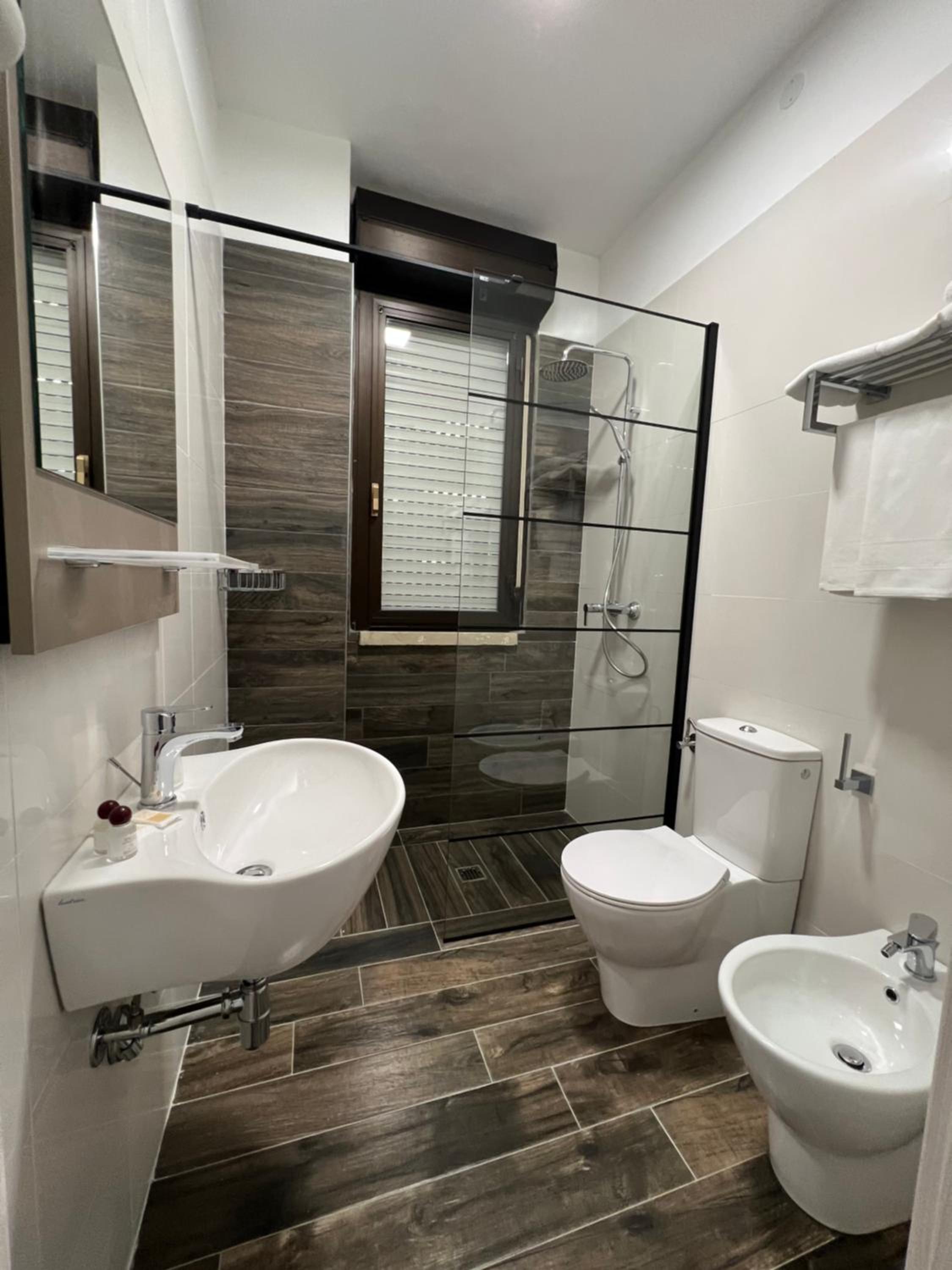 Deluxe Room - Photo 9