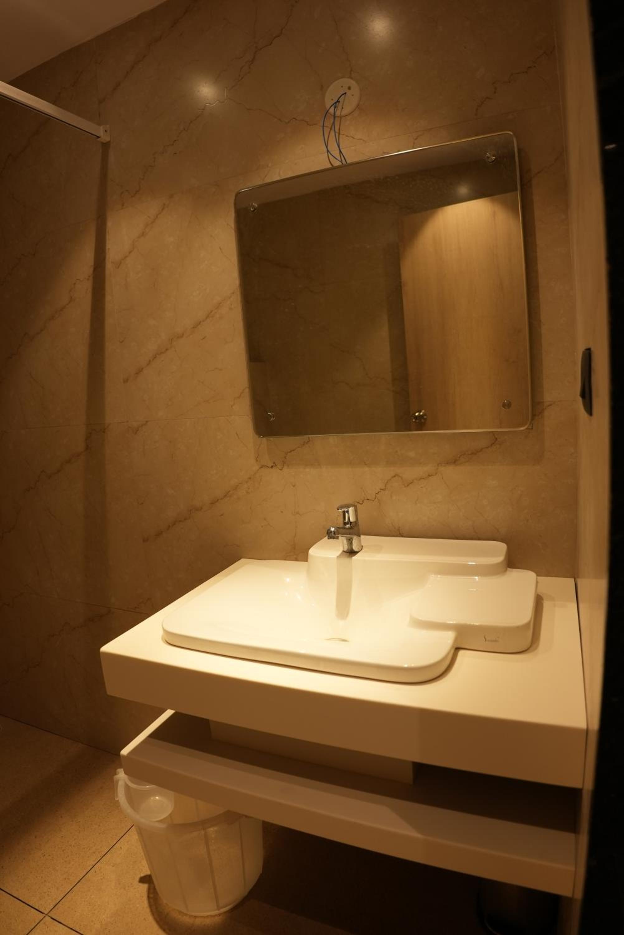 Standard Double or Twin Room - Photo 4