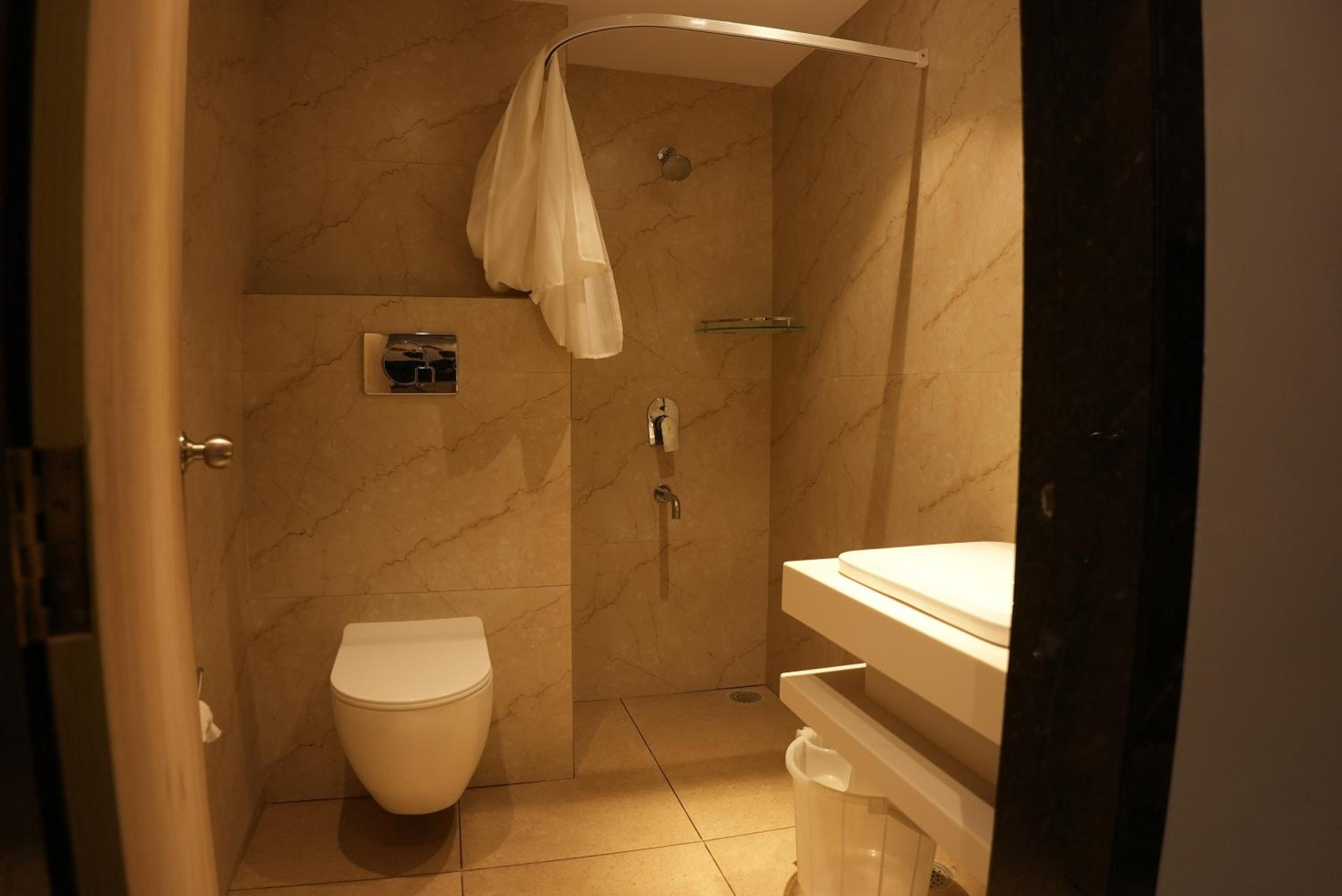 Standard Double or Twin Room - Photo 6