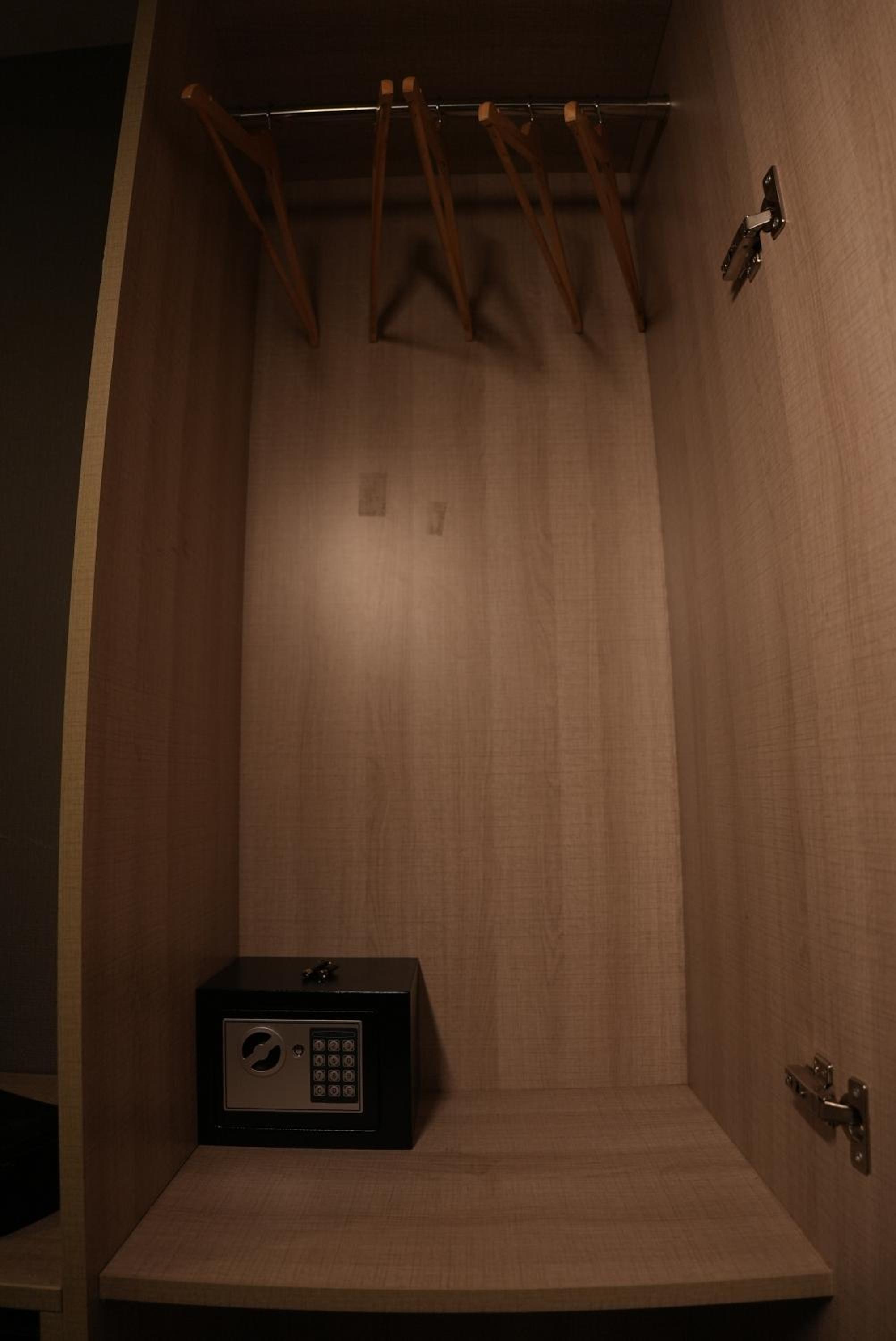 Standard Double or Twin Room - Photo 9
