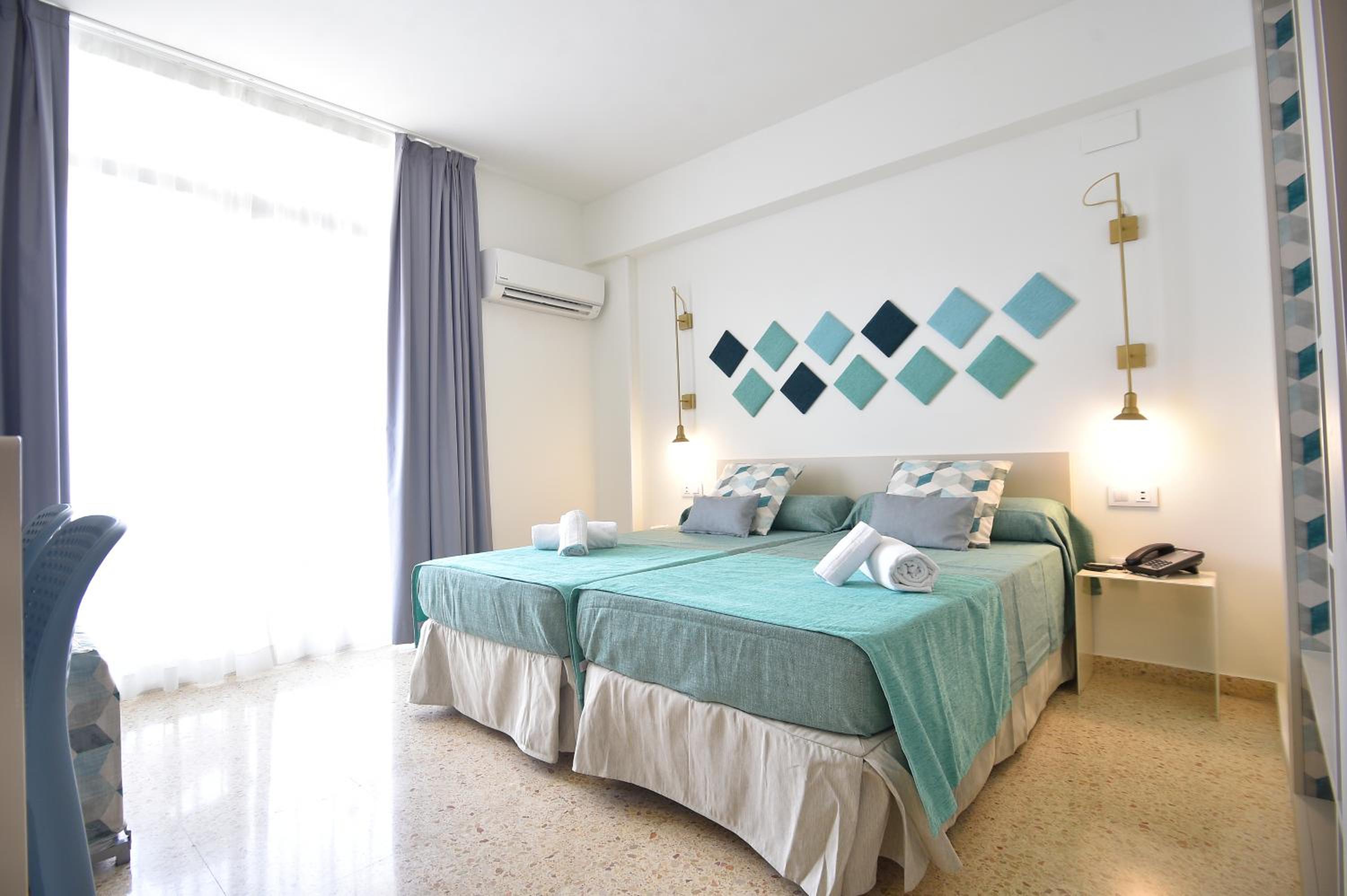 Twin Room with Pool View - Photo 3