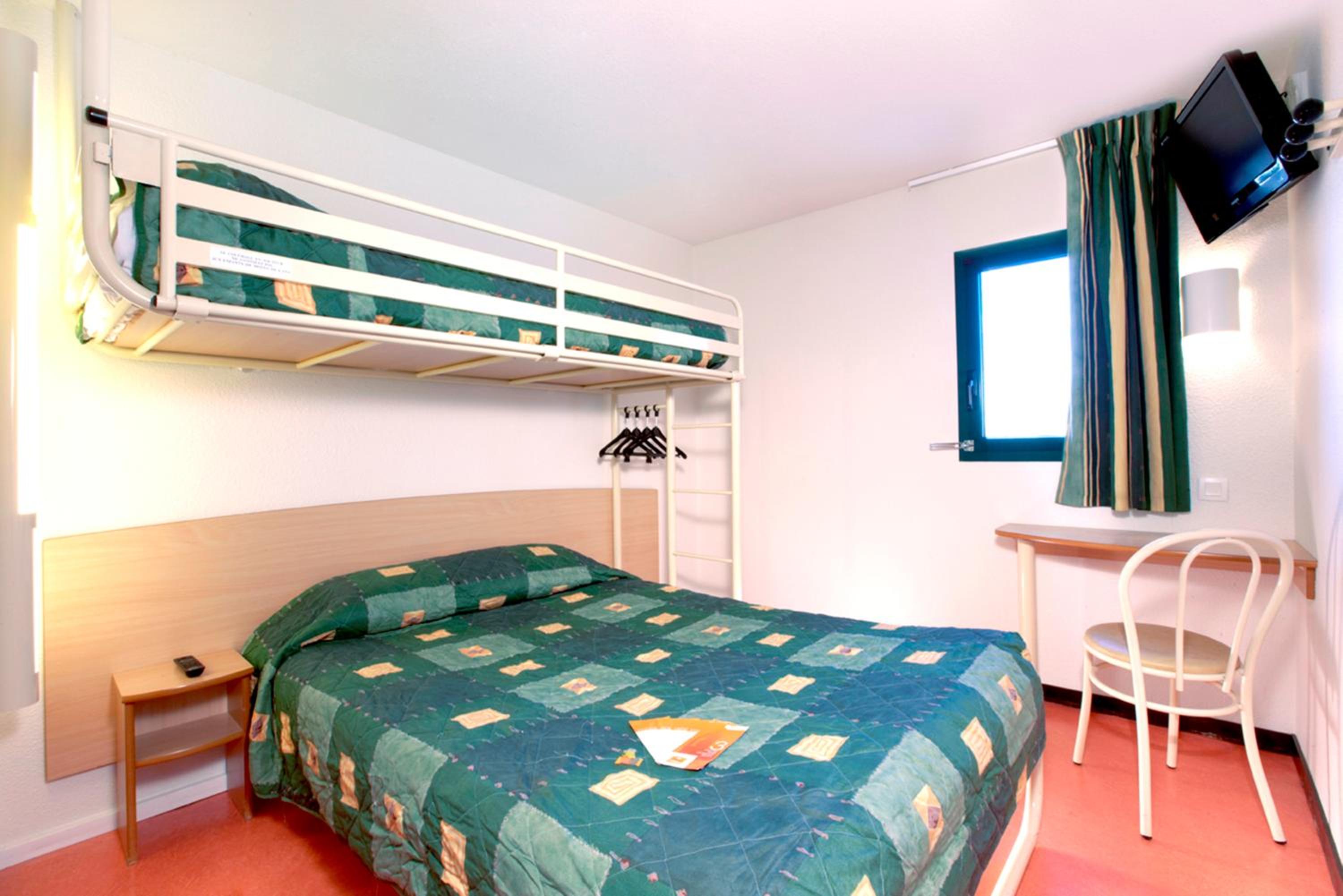 Triple Room (1 Double Bed + 1 Single Bed) - Photo 3