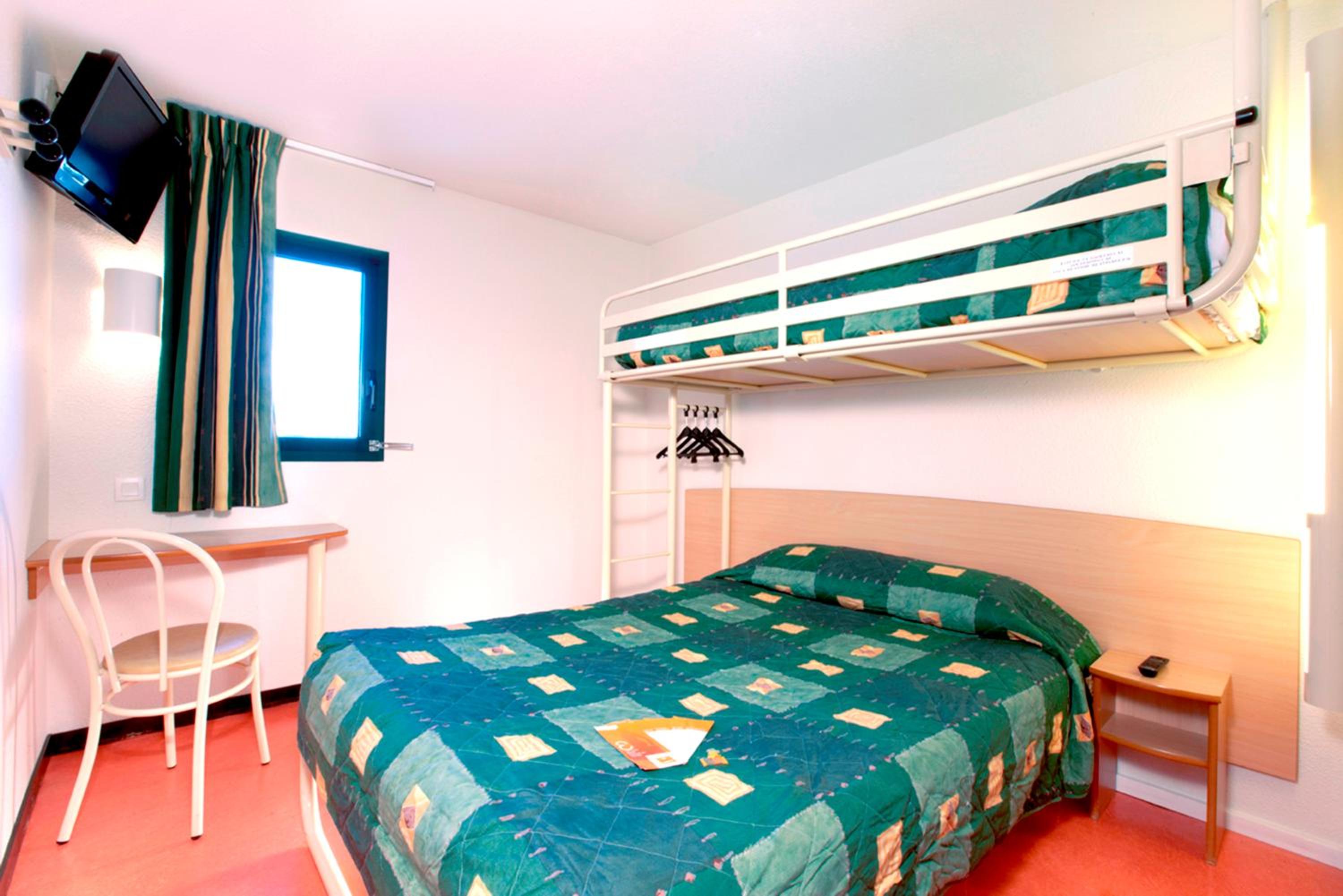 Triple Room (1 Double Bed + 1 Single Bed) - Photo 2