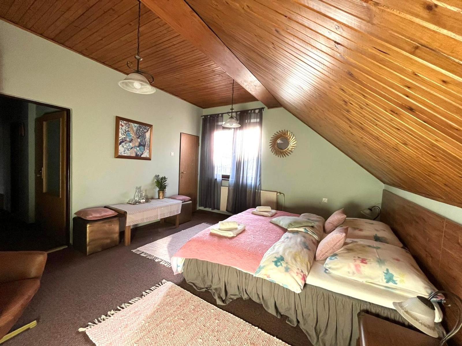 Family Room with Private Bathroom photo 3