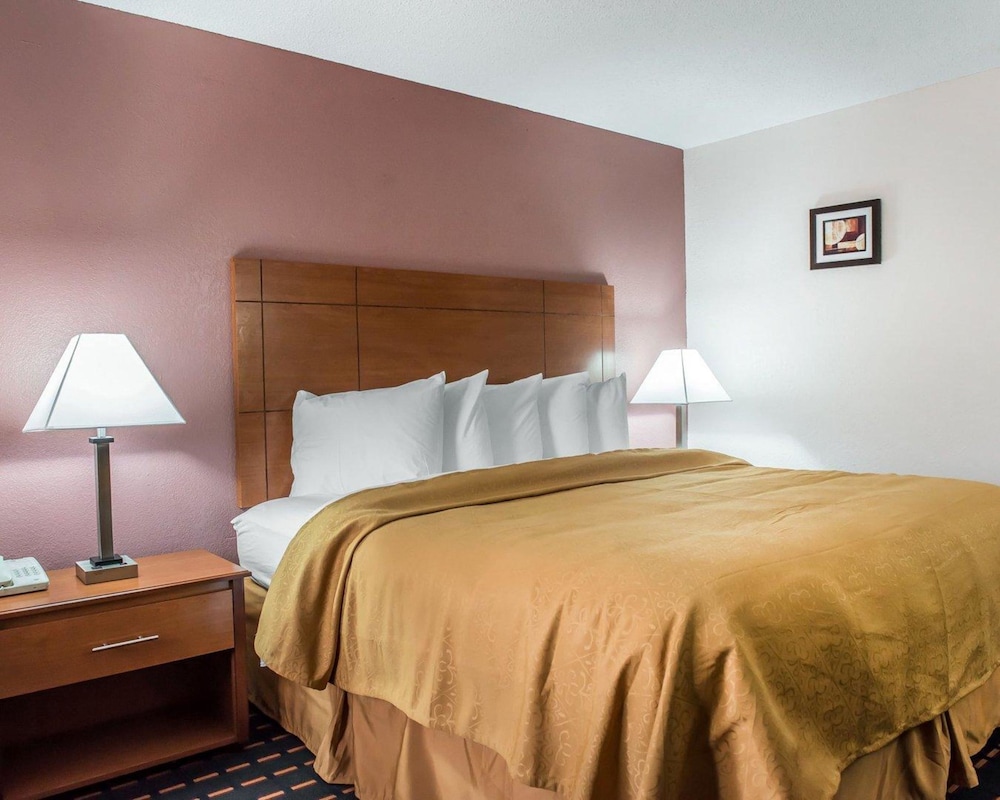 Standard Room, 1 King Bed, Non Smoking - Photo 4