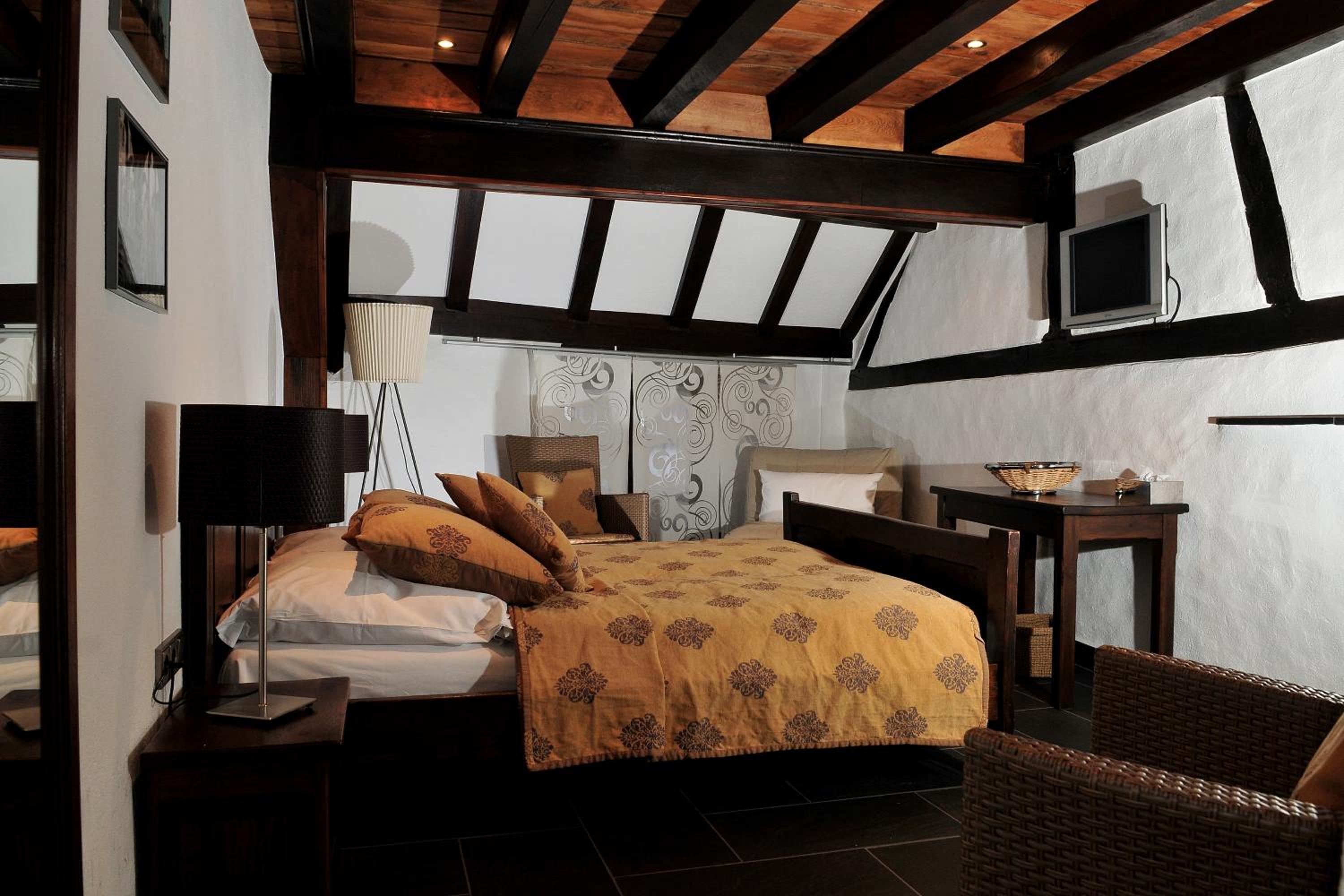 Double or Twin Room - Photo 8