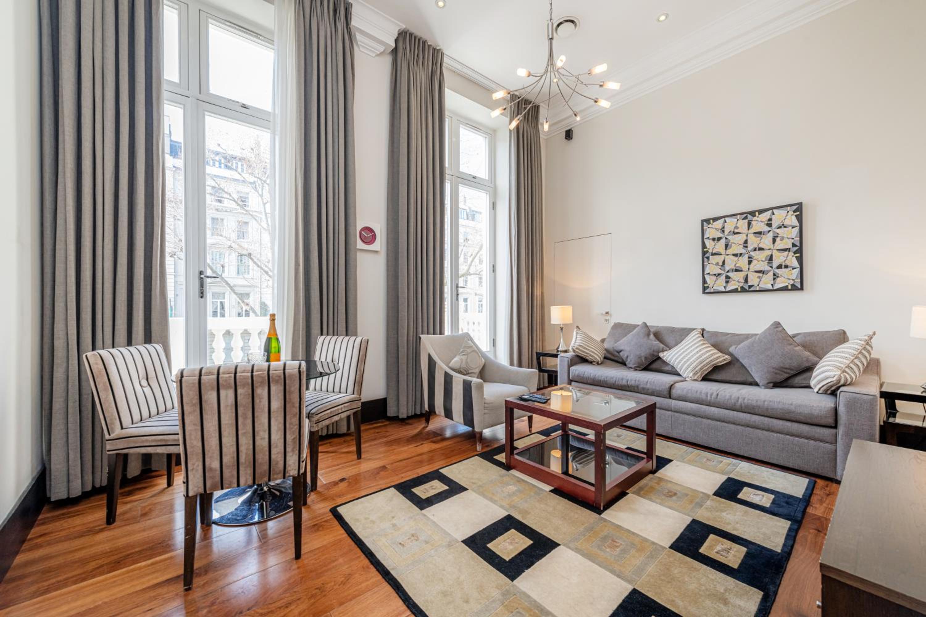 Deluxe One Bedroom Apartment with Balcony photo 2