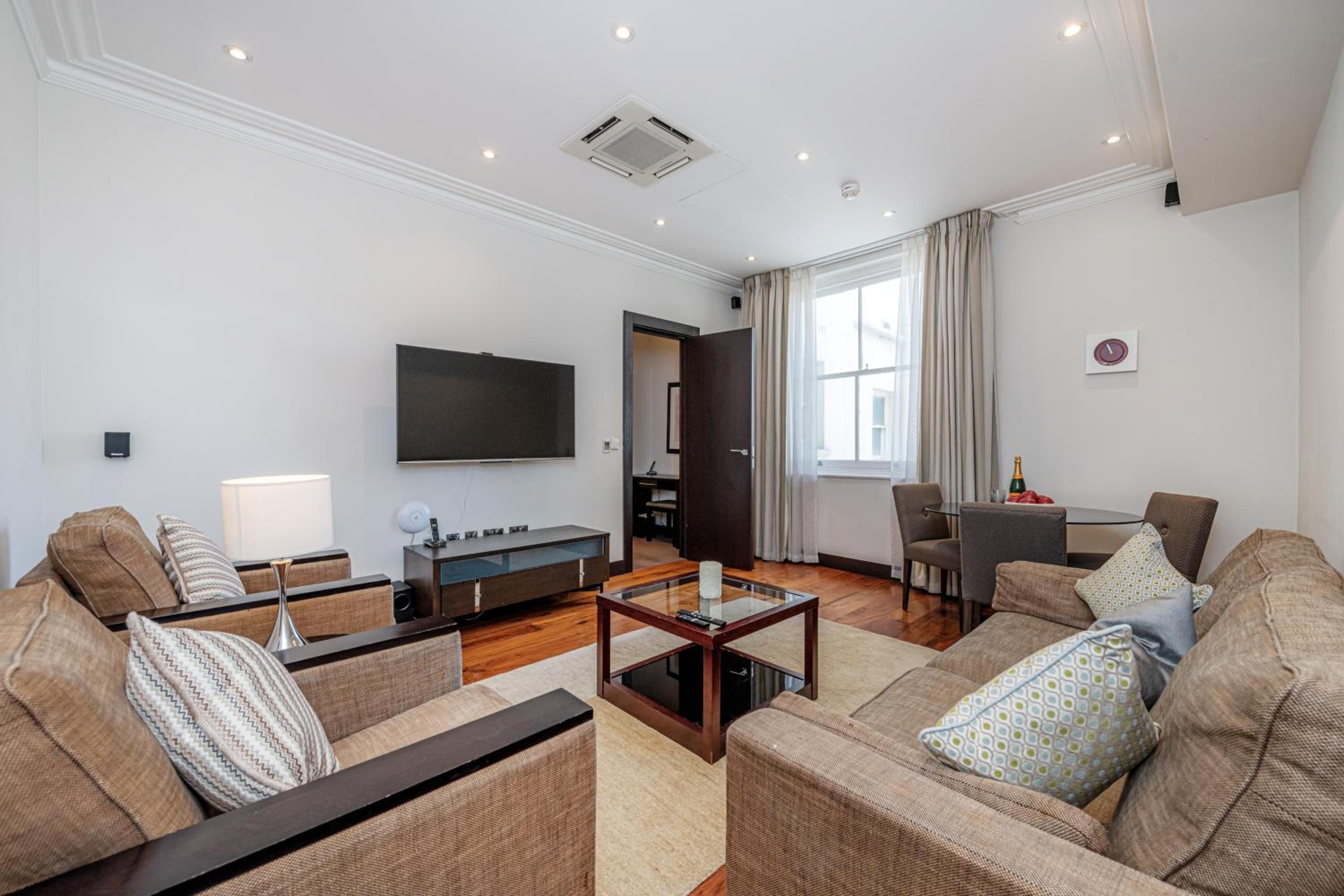 Deluxe One Bedroom Apartment with Balcony photo 1