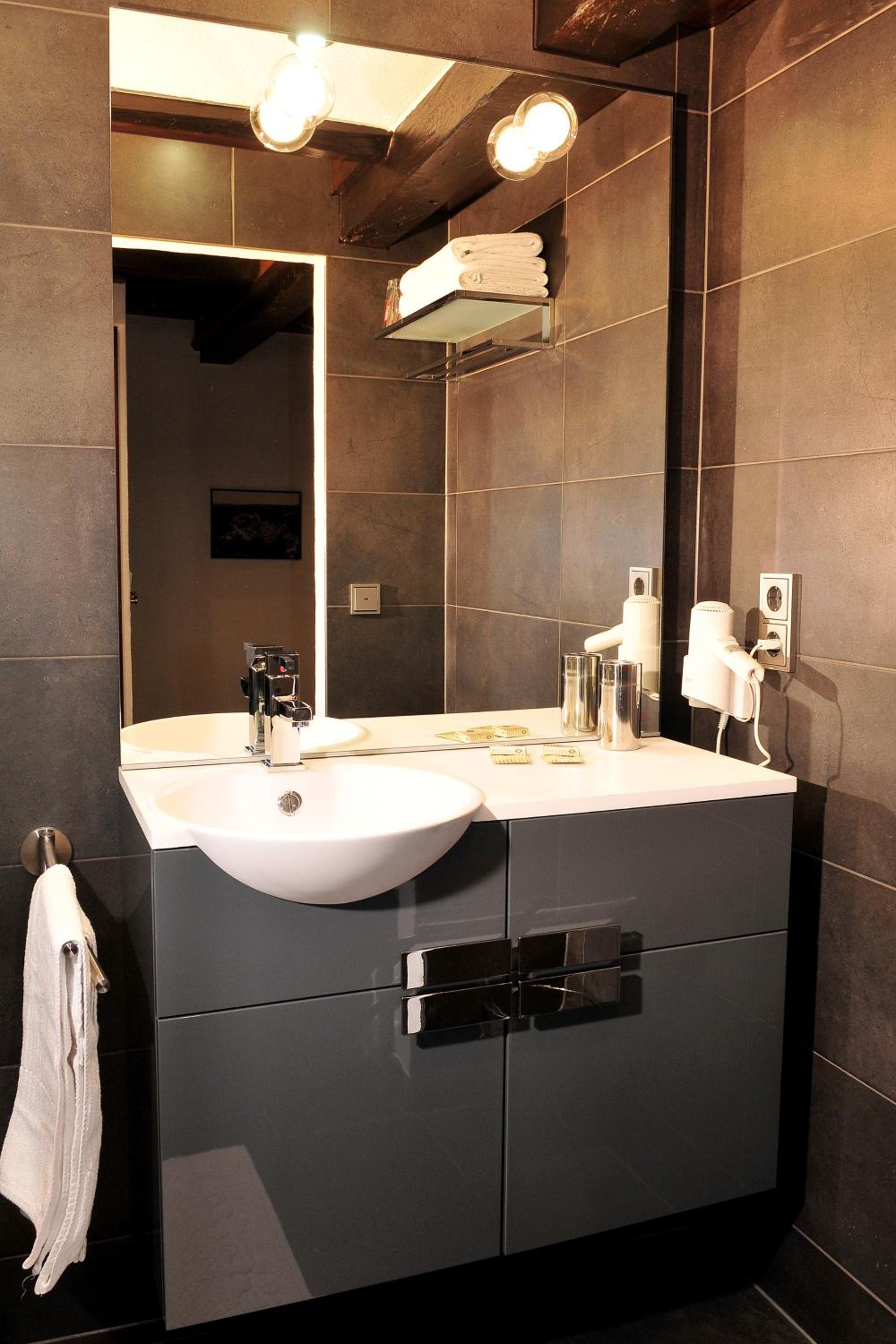 Double or Twin Room - Photo 11