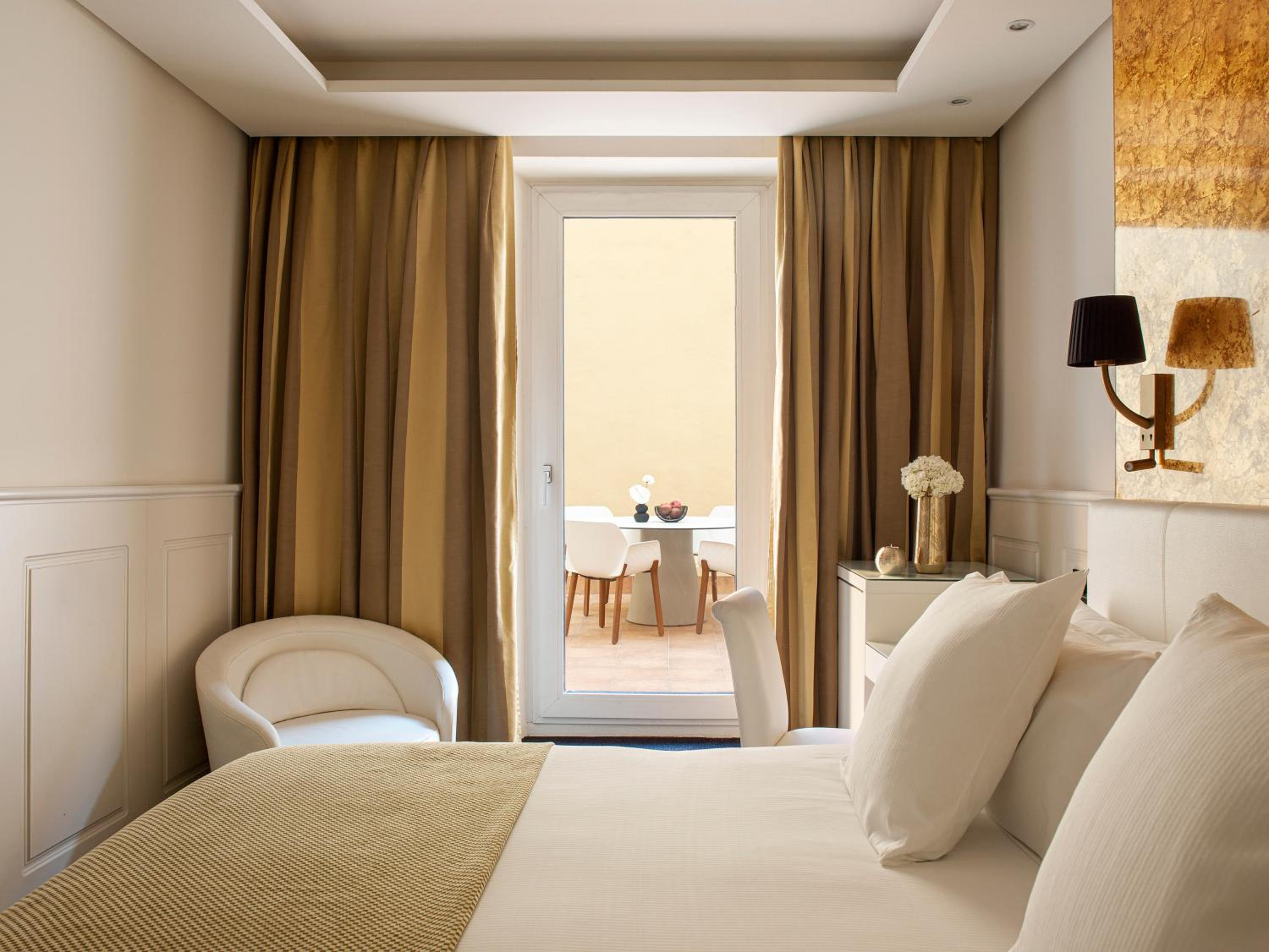 Premium Red Level Room with Patio - Photo 3