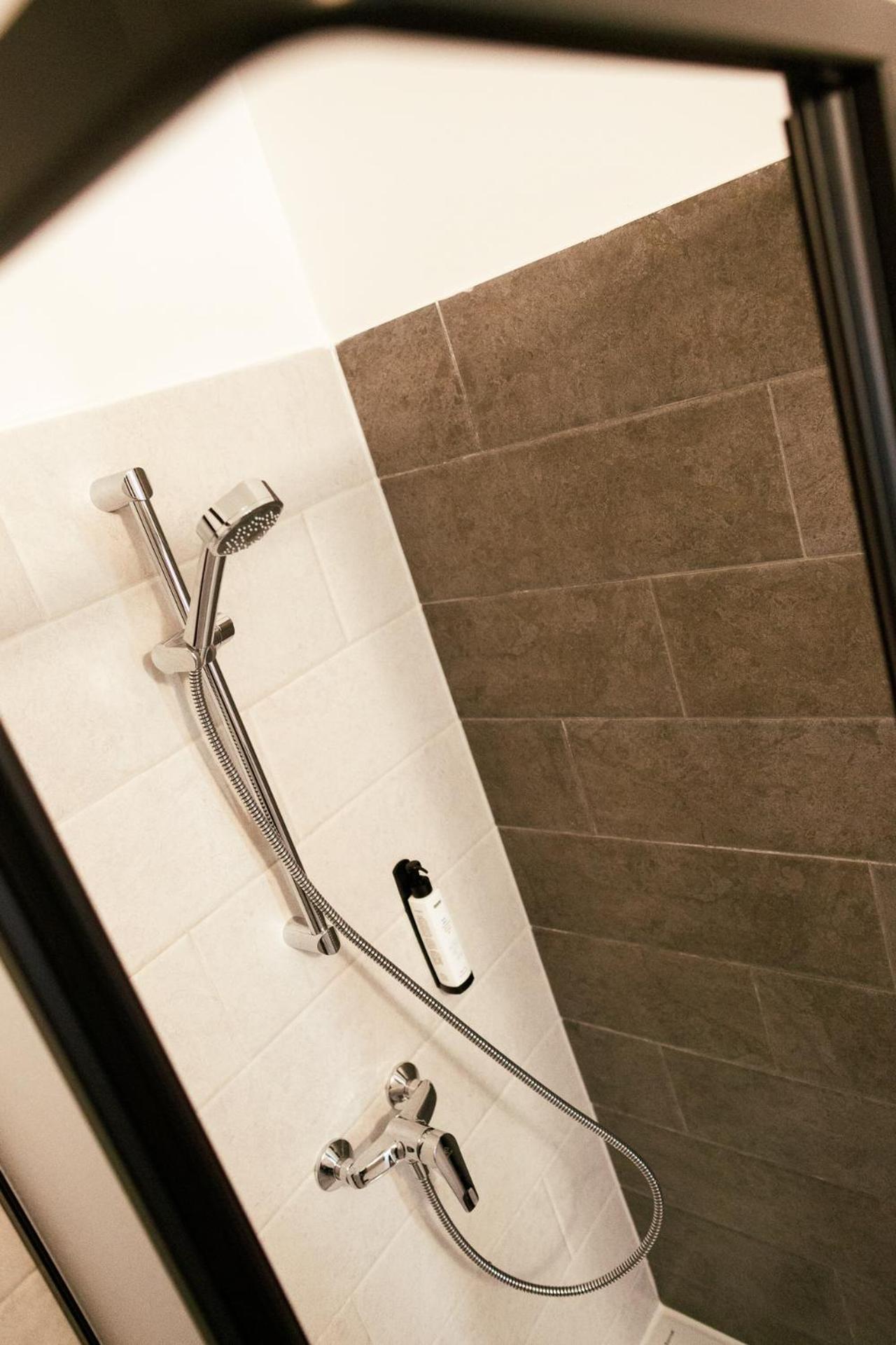 Deluxe Double Room with Shower - Photo 4