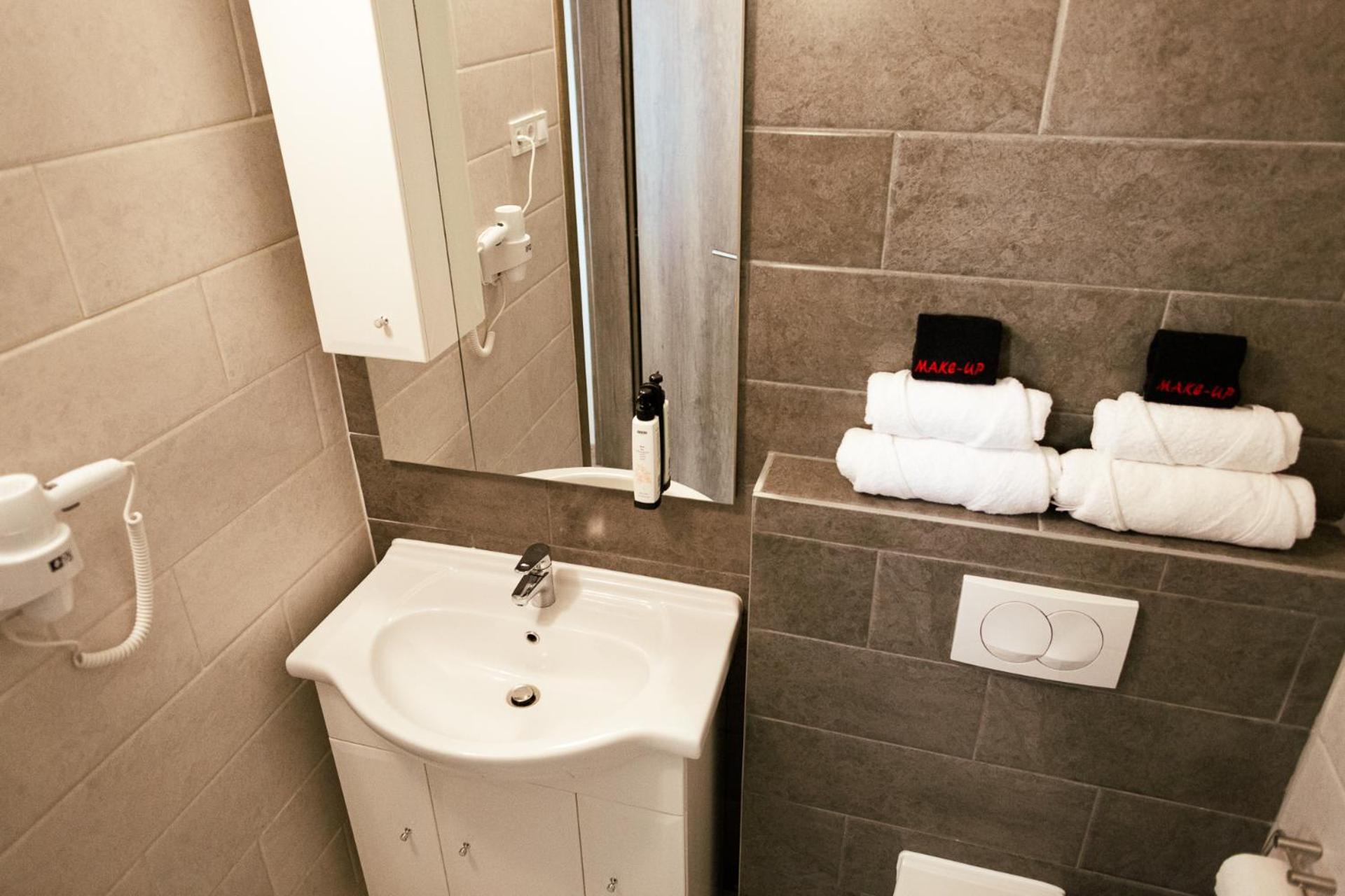 Deluxe Double Room with Shower - Photo 3