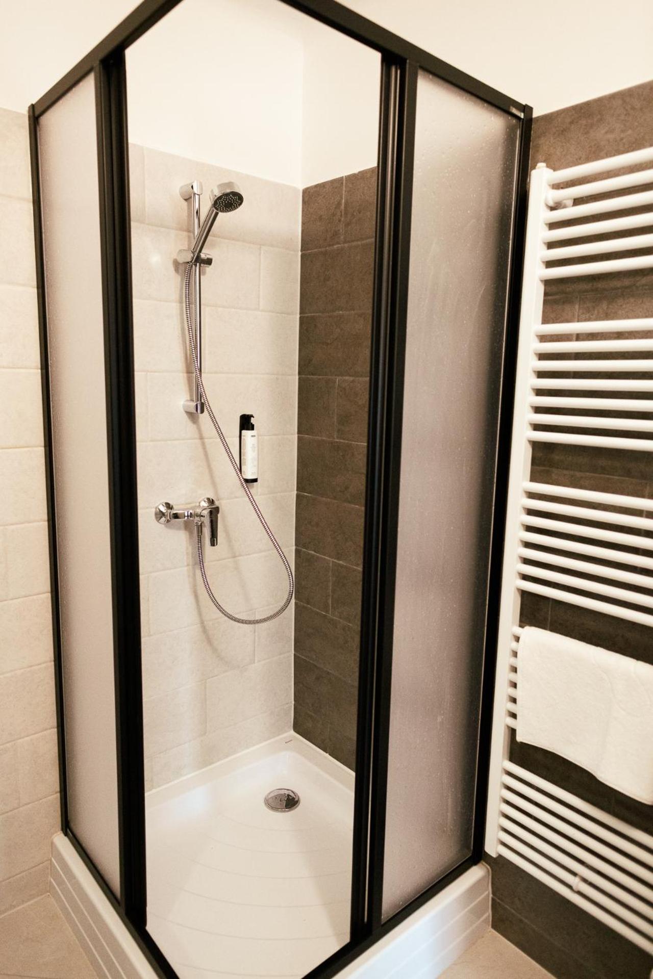 Deluxe Double Room with Shower - Photo 6
