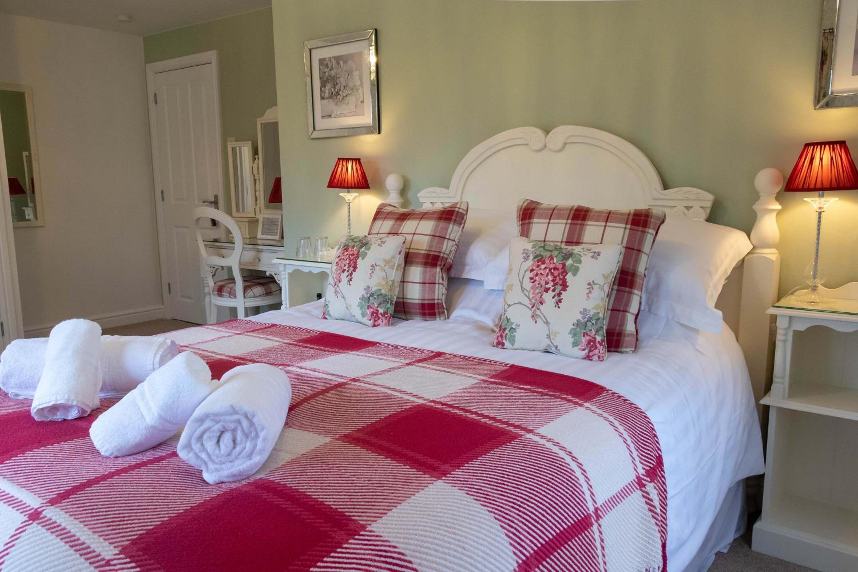 Deluxe King Room with Private Bathroom photo 3