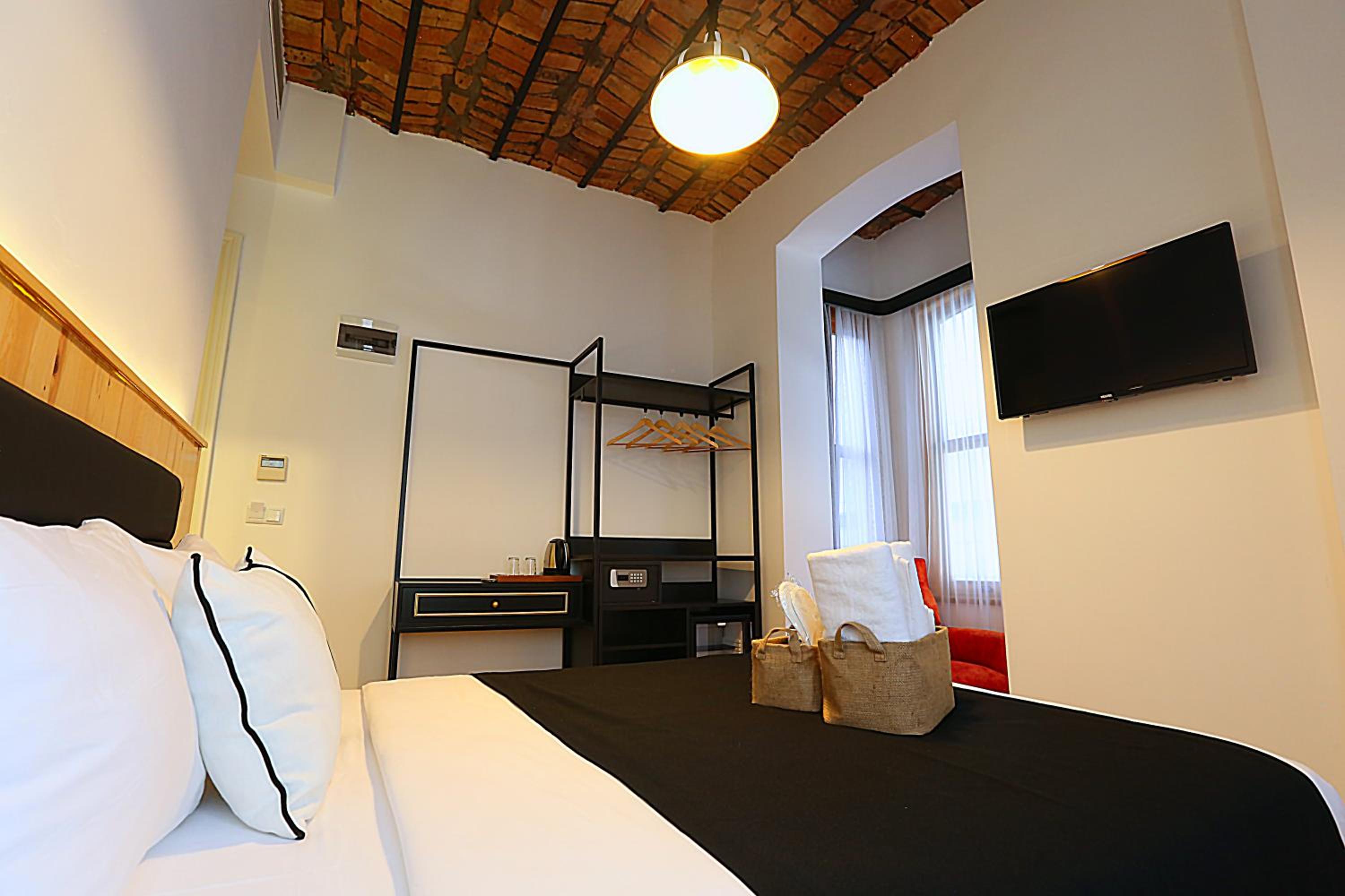 Deluxe King Room photo 1