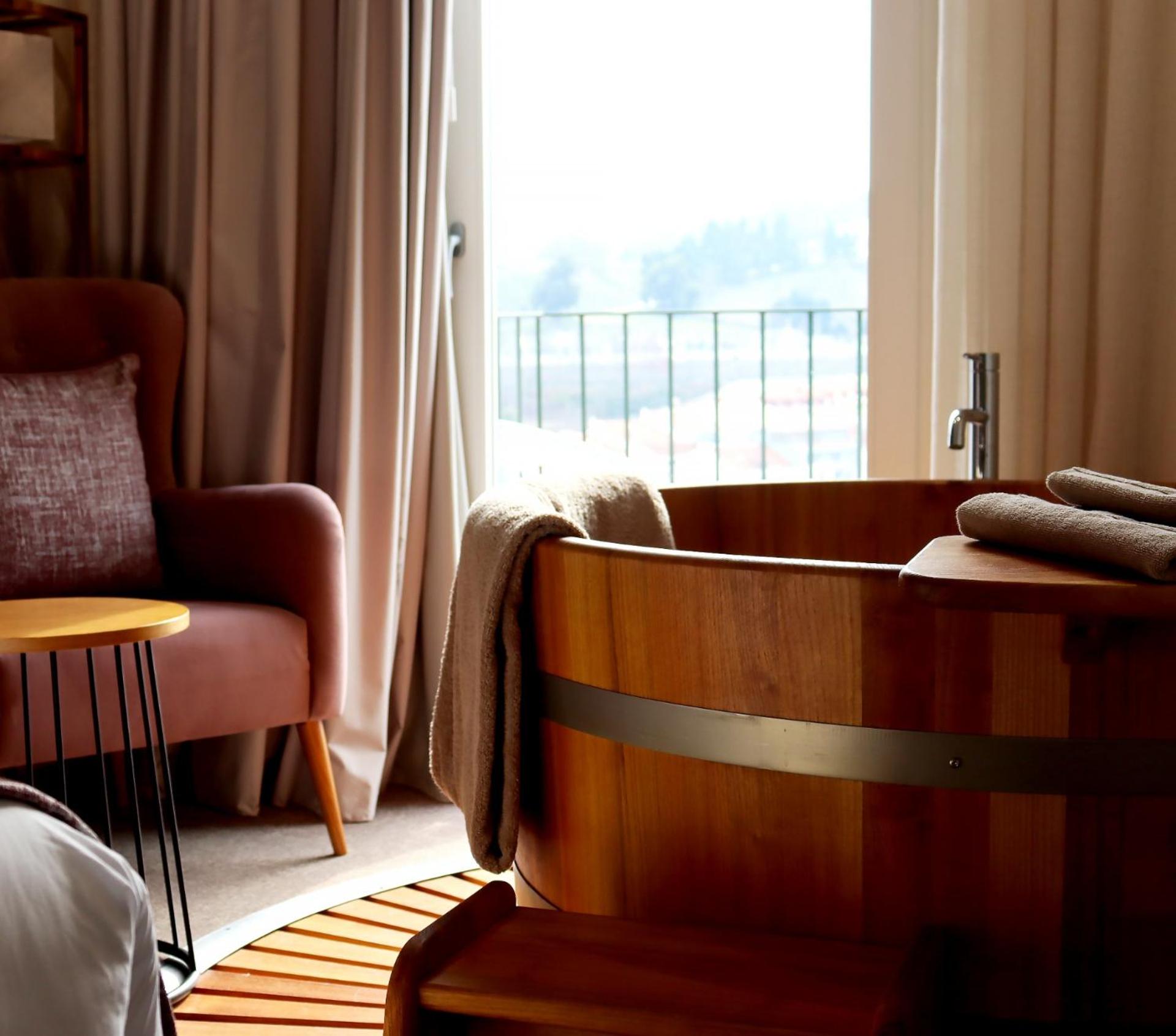 King Suite with Balcony - Photo 5