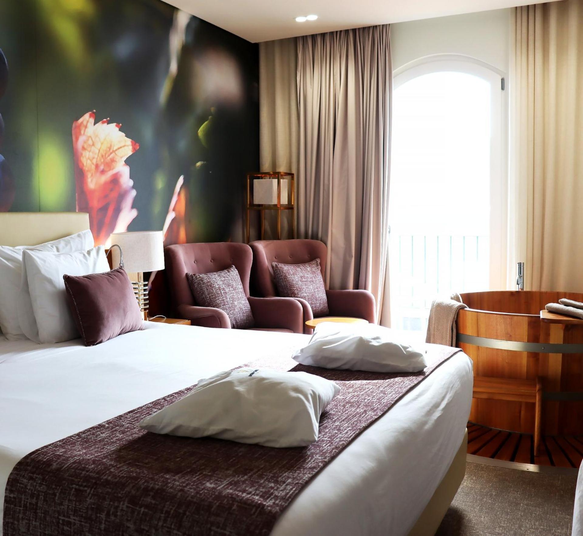 King Suite with Balcony - Photo 3