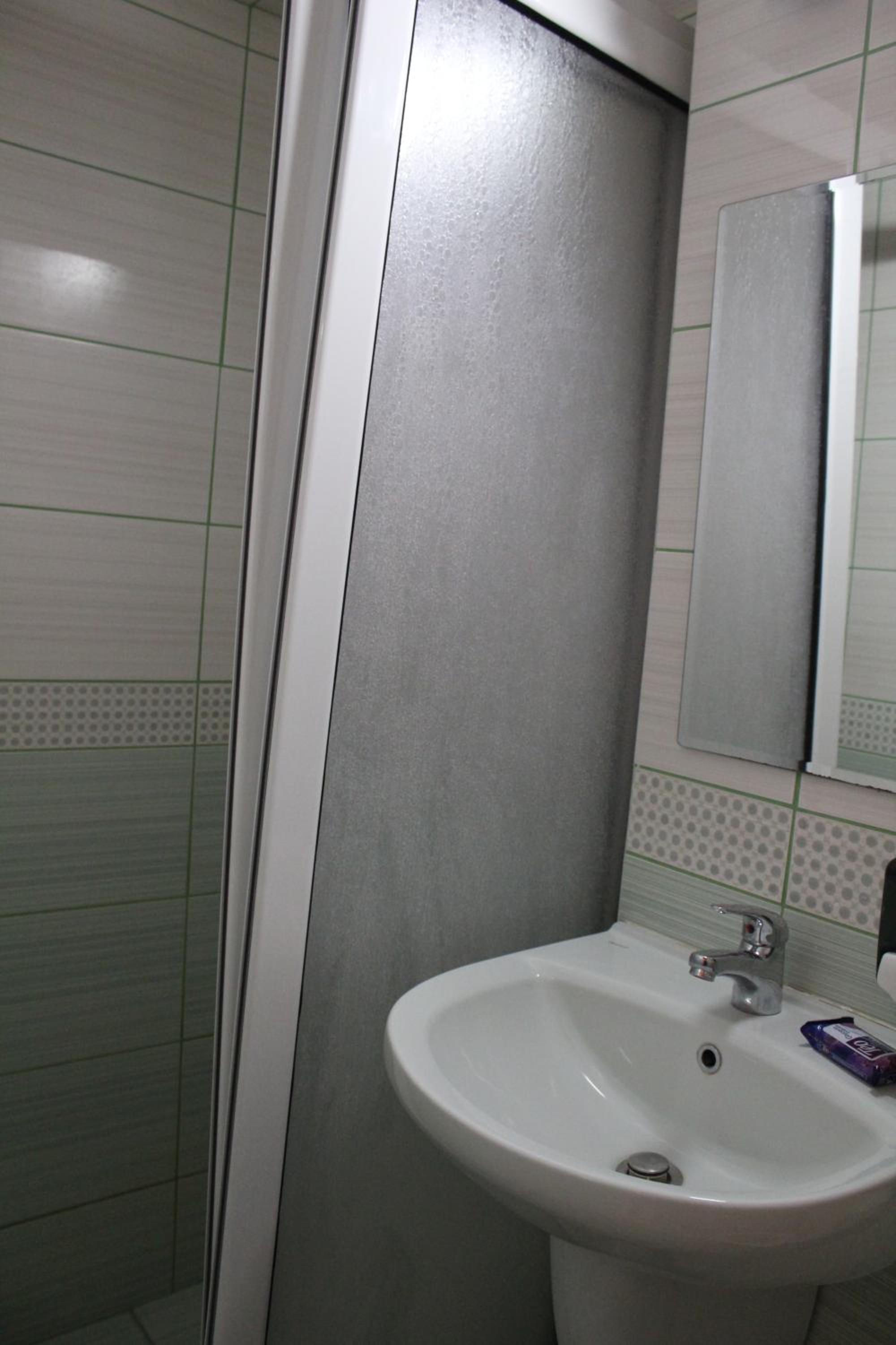Twin Room with Balcony - Photo 4