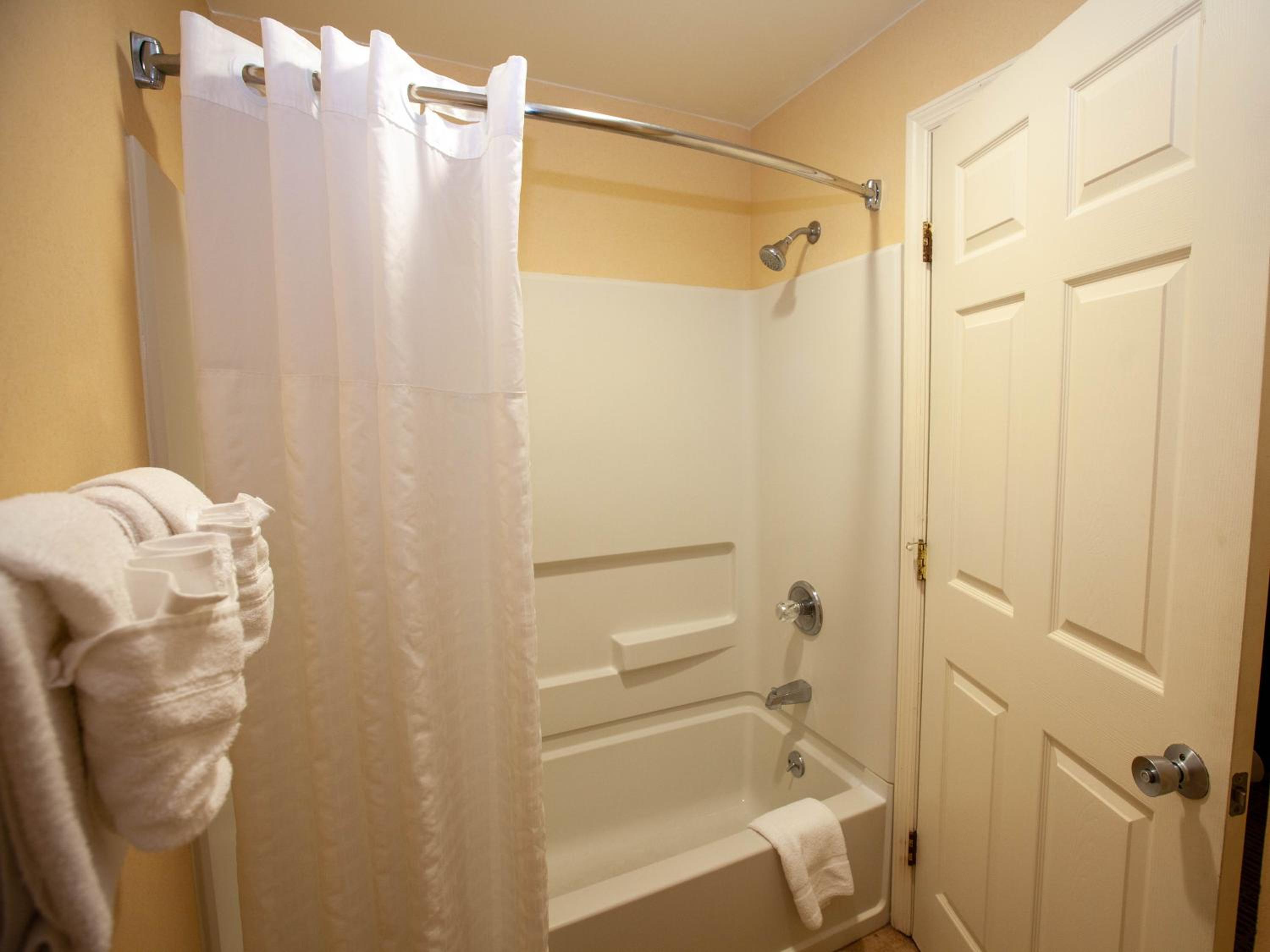 King Room - Non-Smoking - Photo 4
