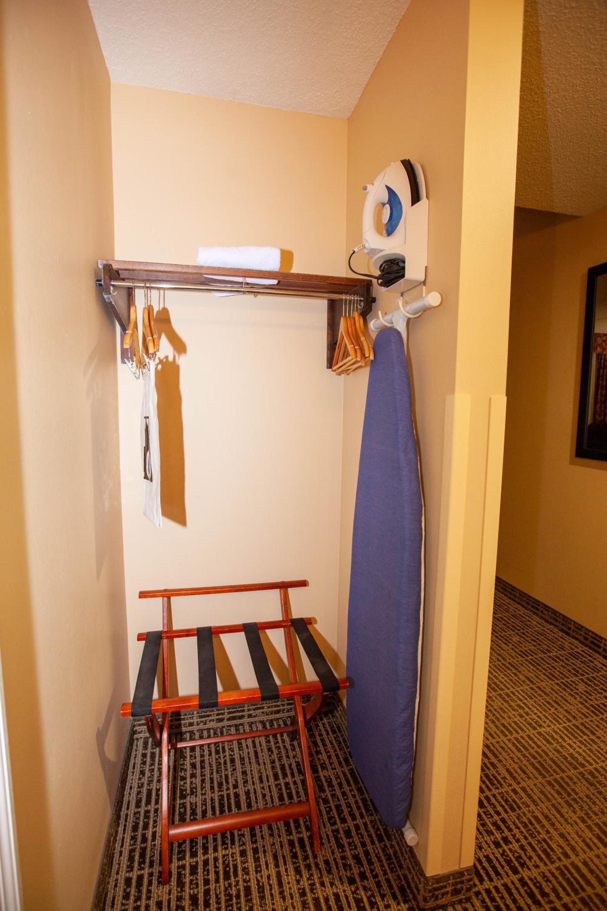 King Room - Non-Smoking - Photo 5