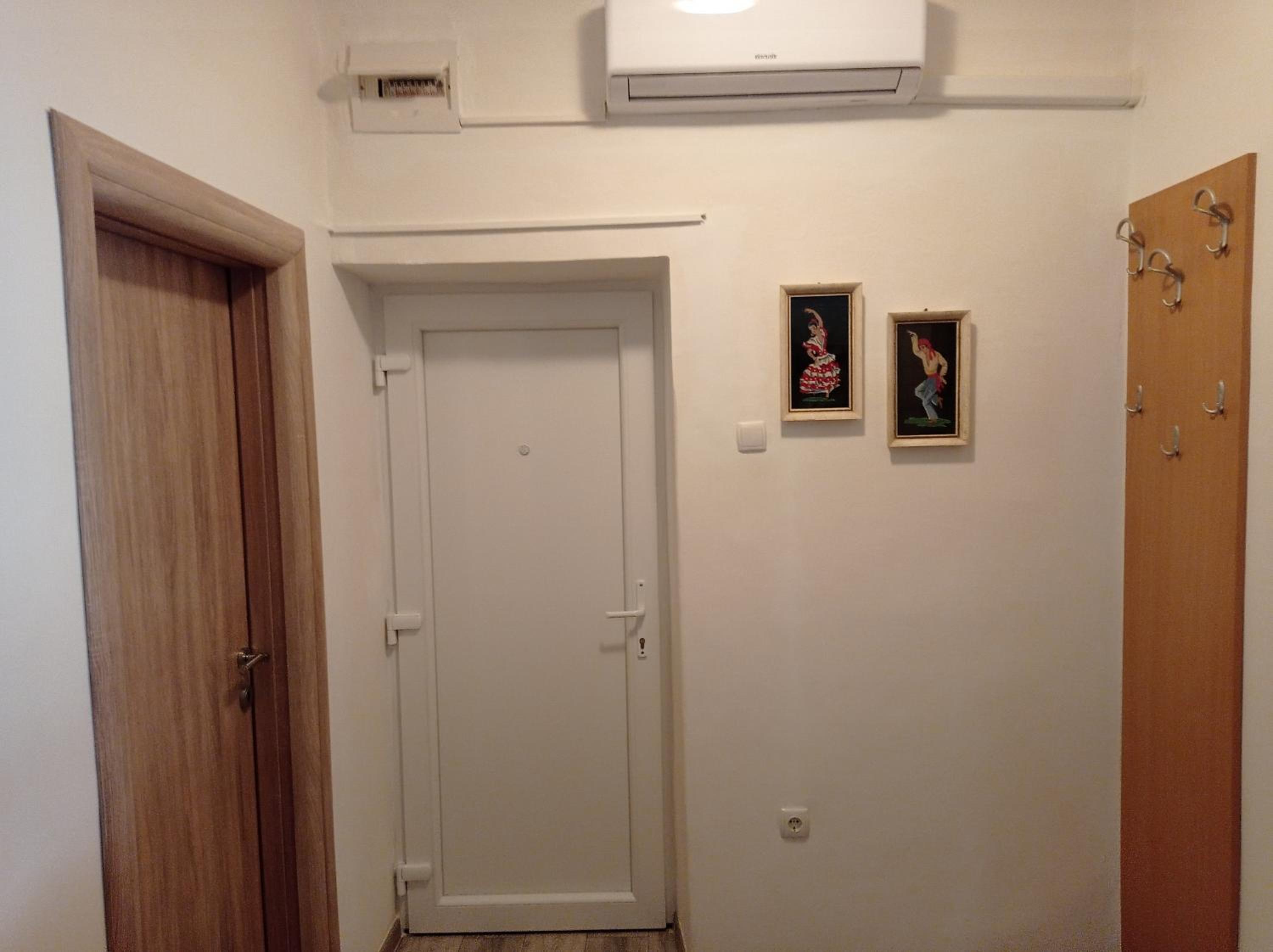 One-Bedroom Apartment - Photo 3