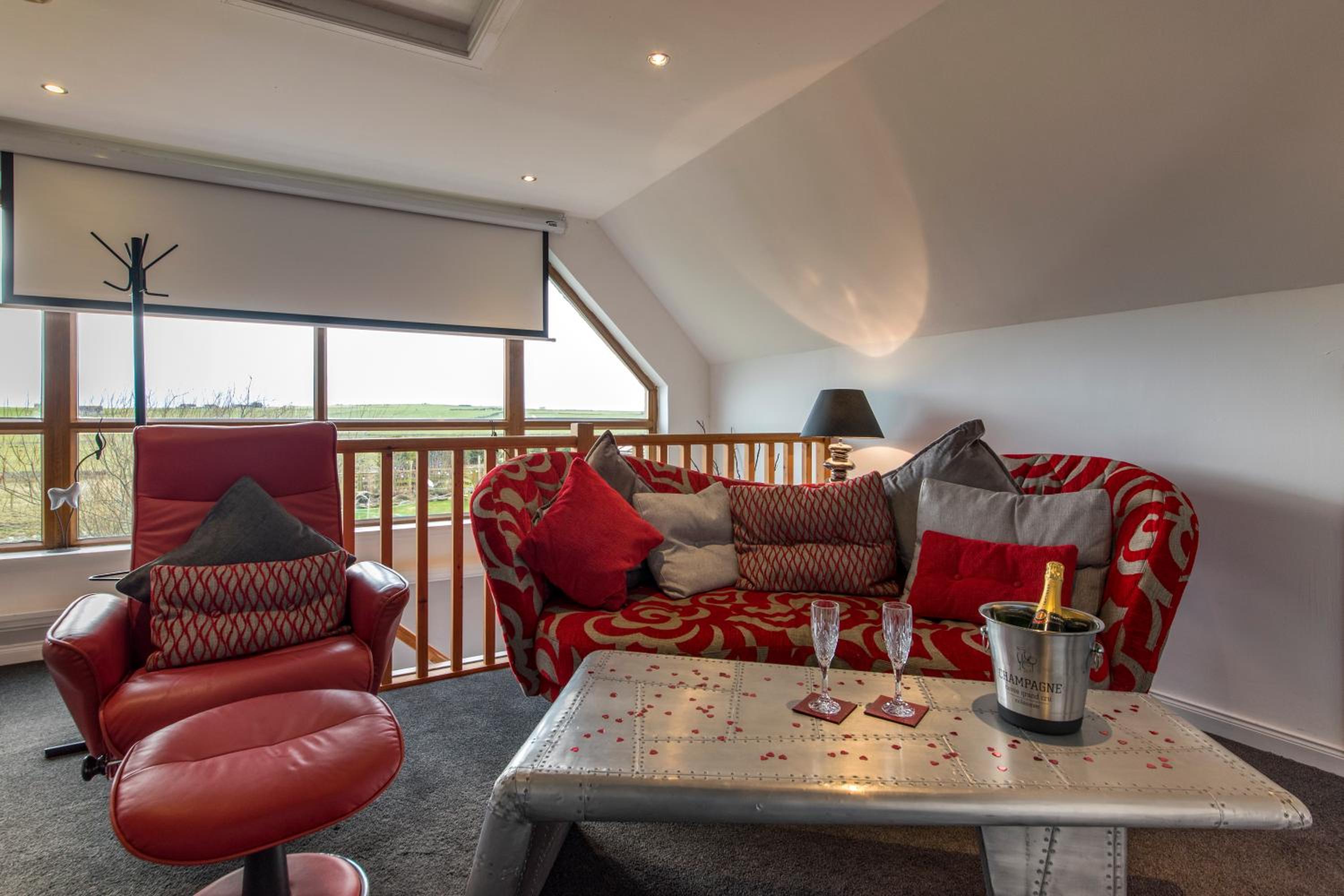 Deluxe King Suite - Photo 11