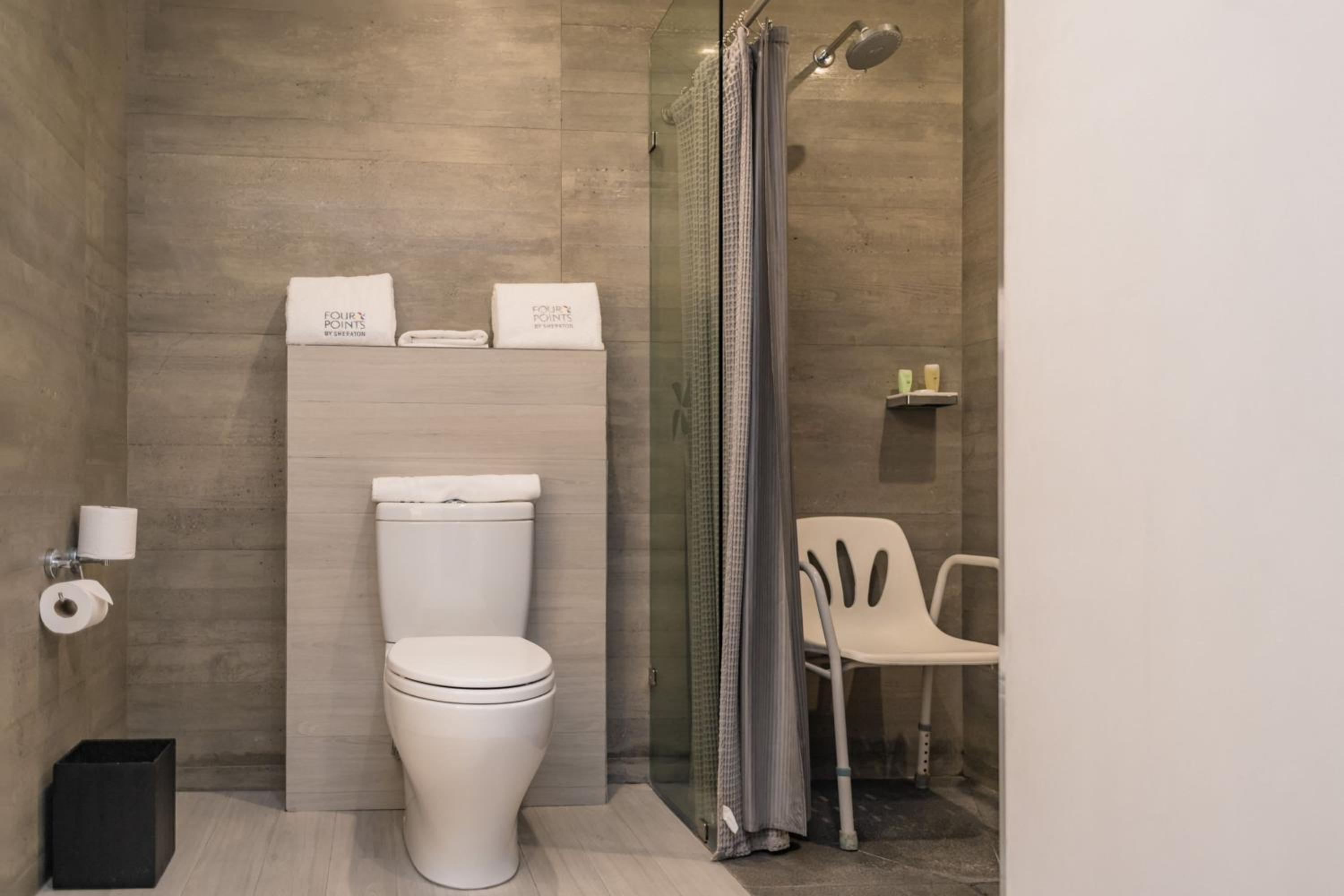 Traditional Standard King Room - Accessible photo 2