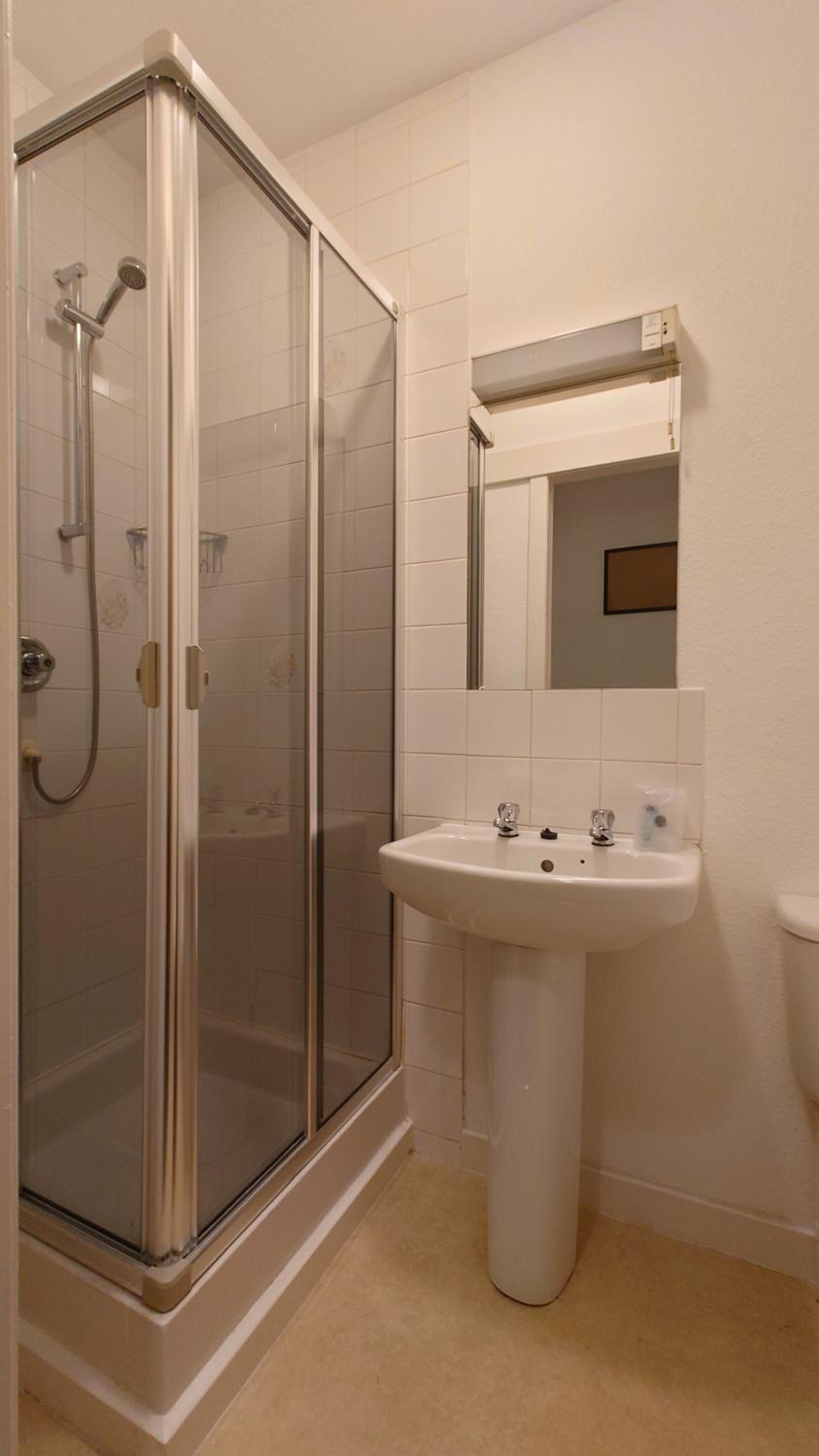 Single Room with Bathroom photo 2