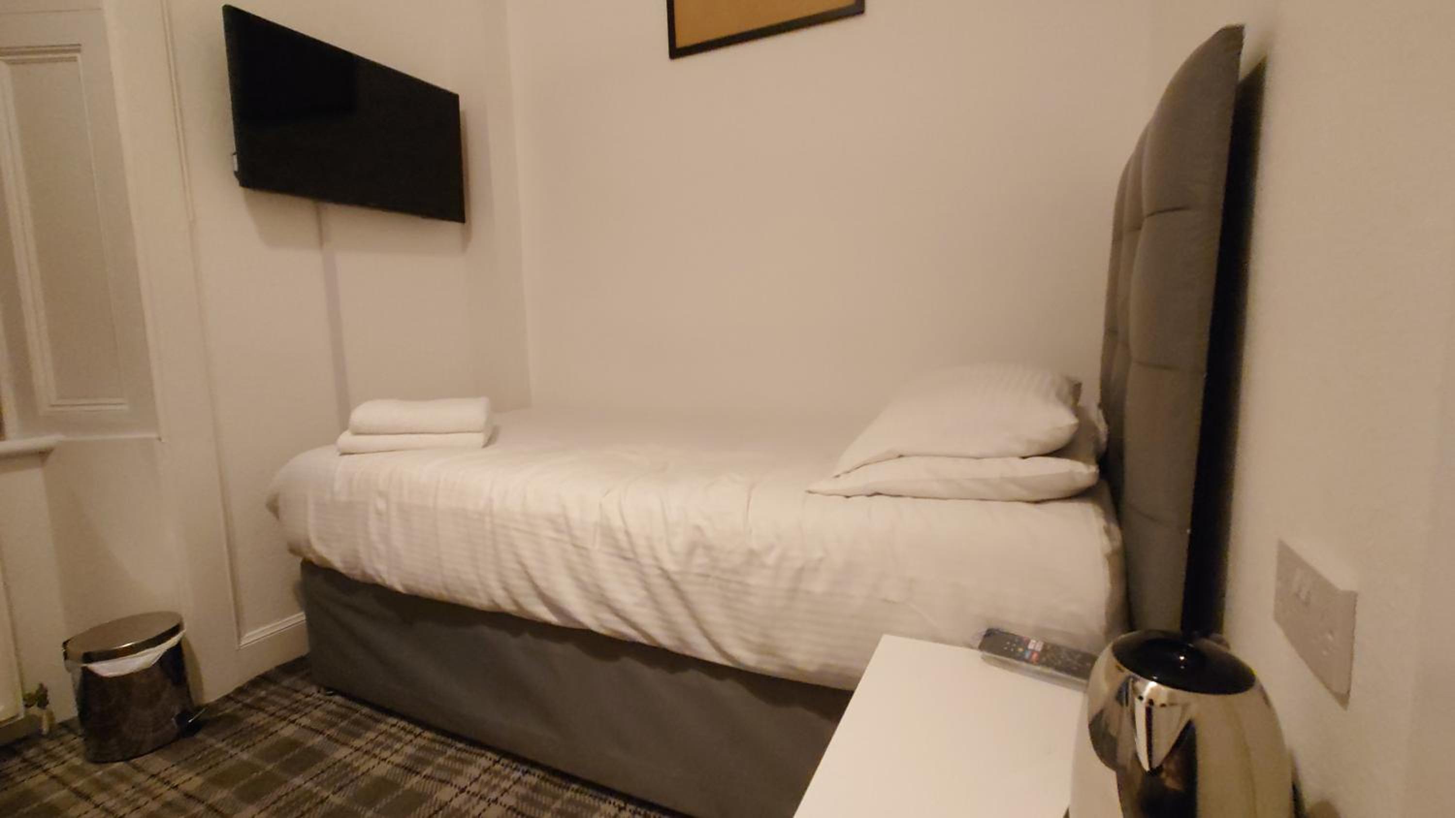 Single Room with Bathroom photo 3