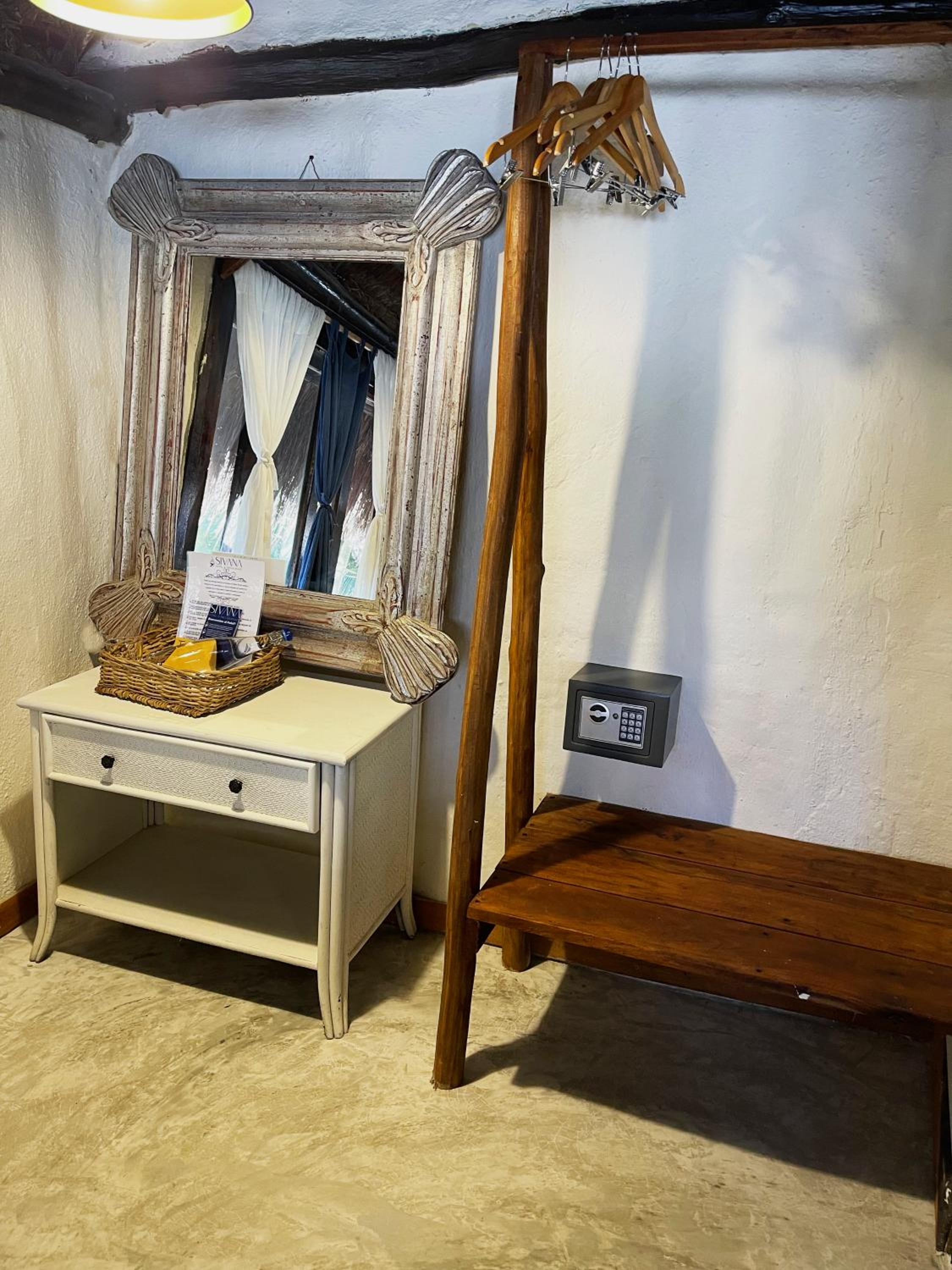Standard King Room - Photo 20