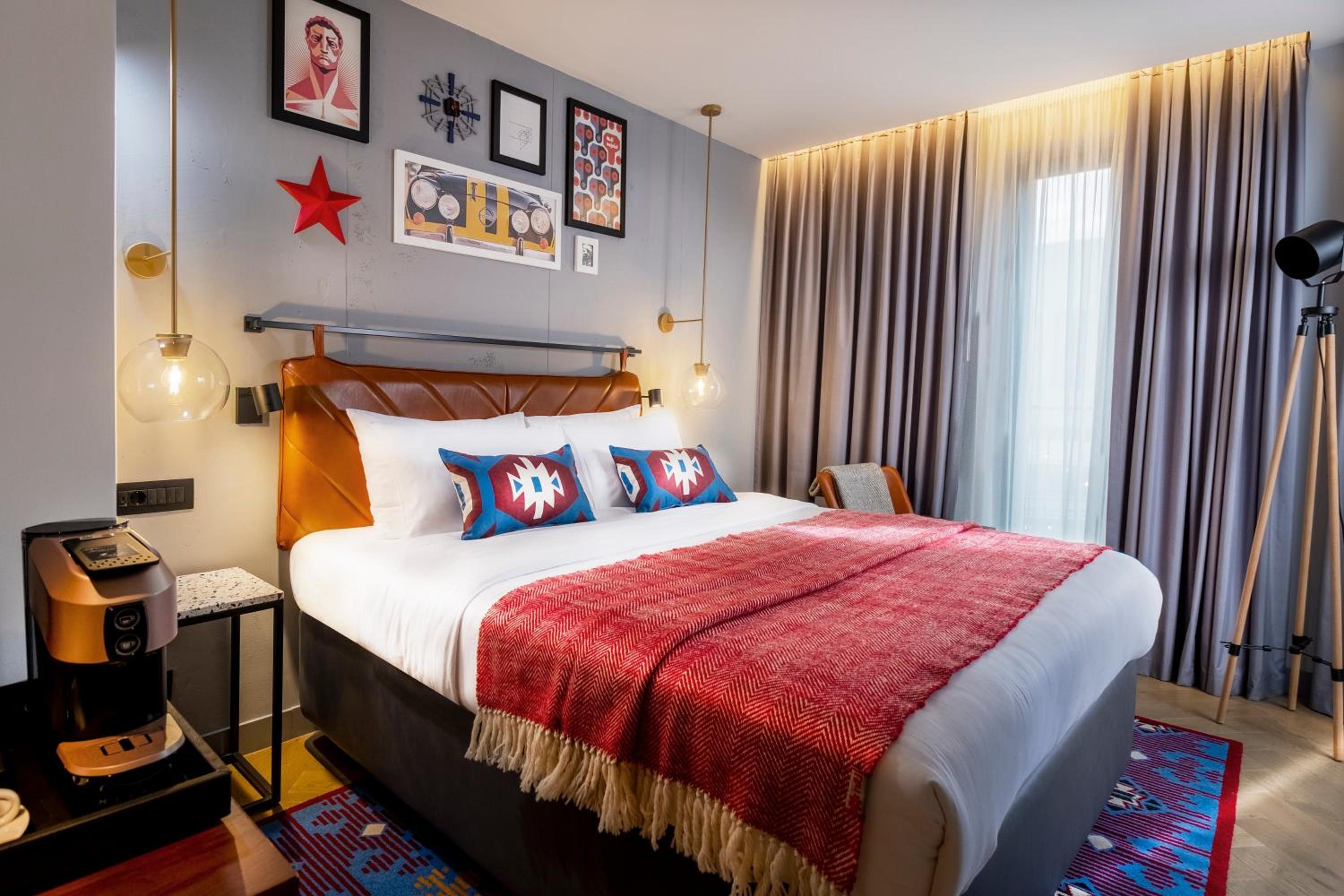 Premium Queen Room with Balcony - Photo 2
