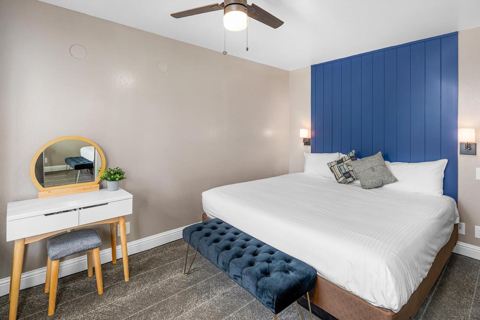 Deluxe King Suite photo 1